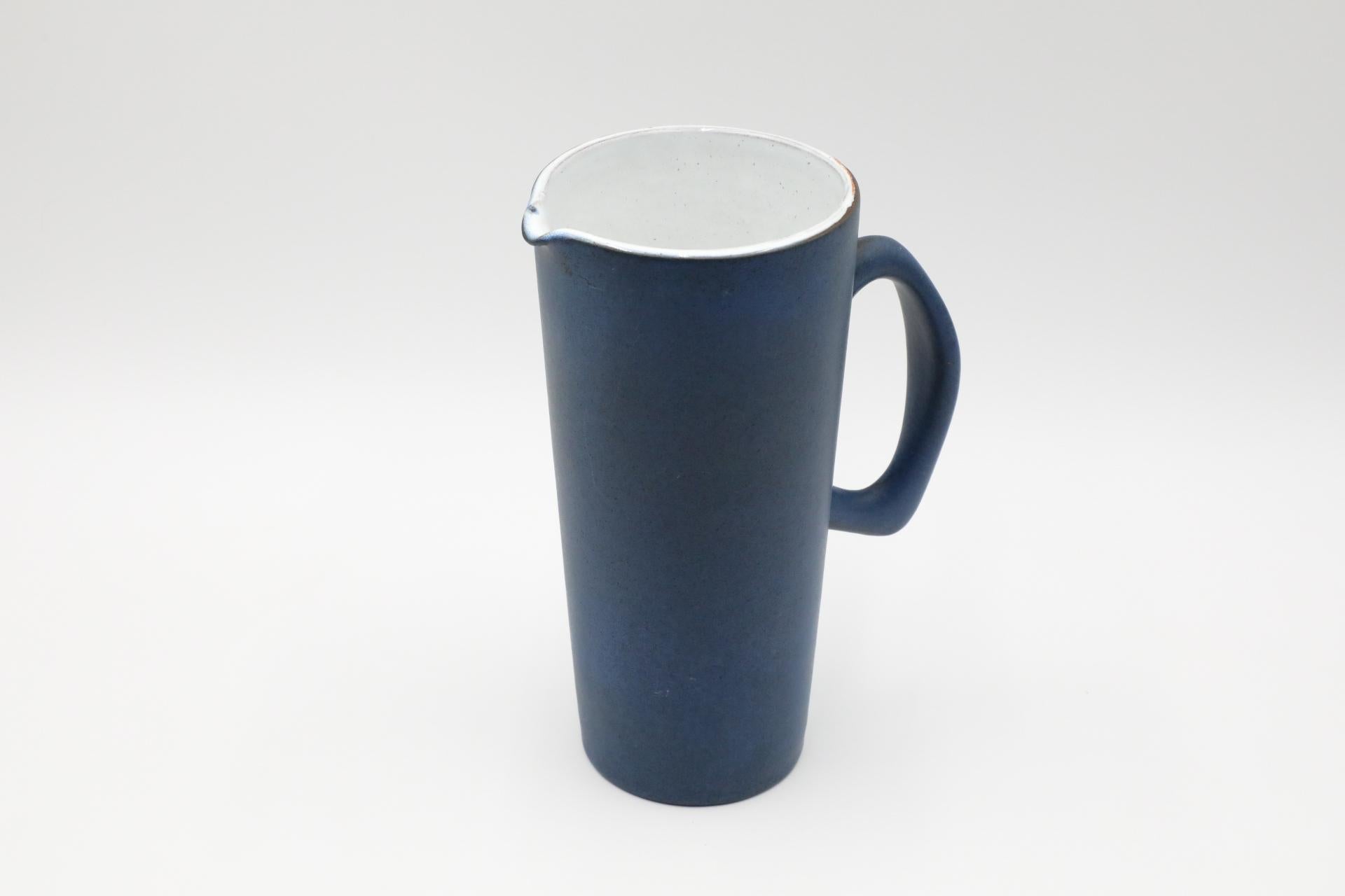 Jarra de cerámica azul de mediados de siglo con asa acodada by Cor Unum 1