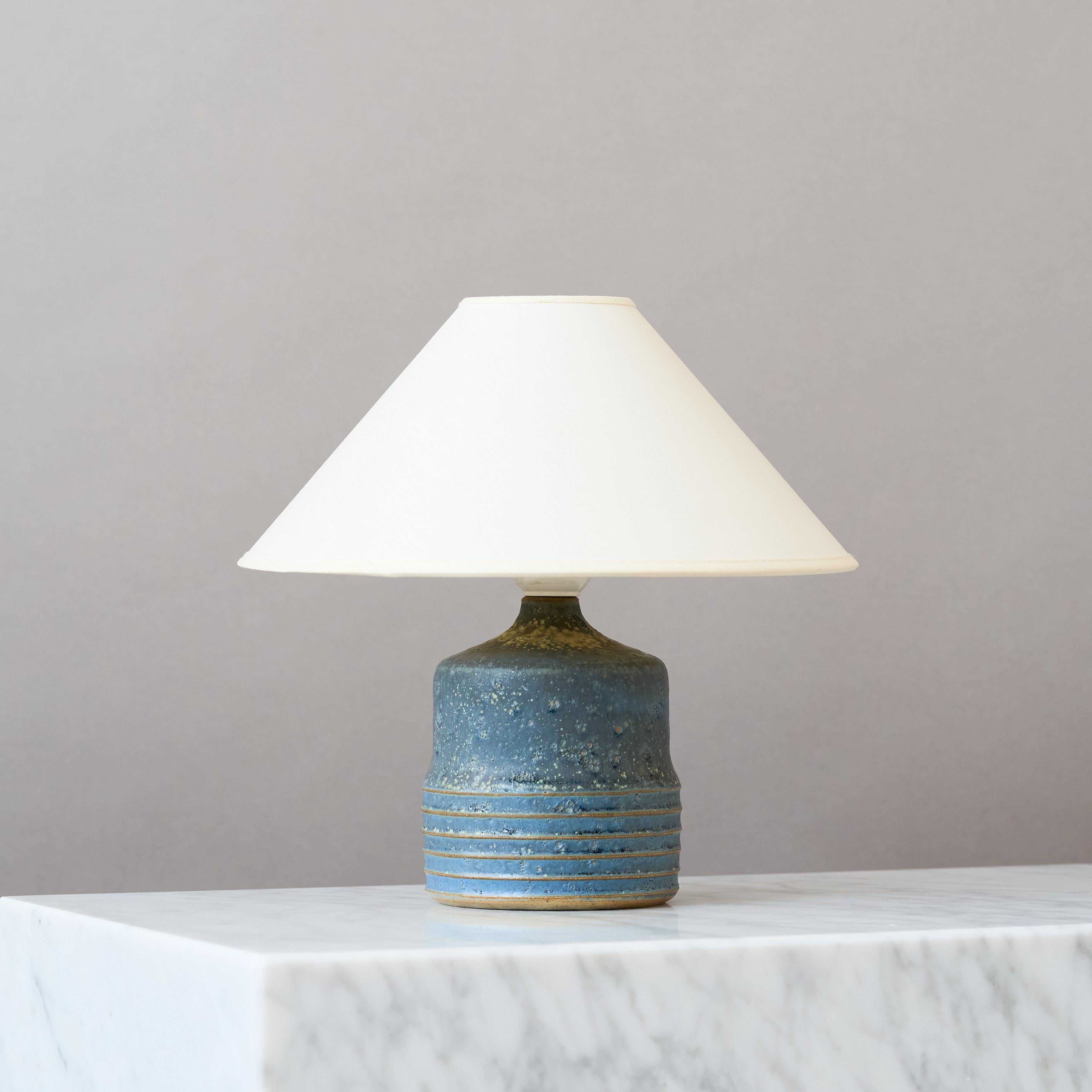Magnifique lampe de table en grès du milieu du siècle avec une glaçure étonnante.
Fabriqué par Rolf Palm, dans l'atelier de l'artiste, Mölle, Suède, années 1960.

Excellent état d'origine. 
Signé 