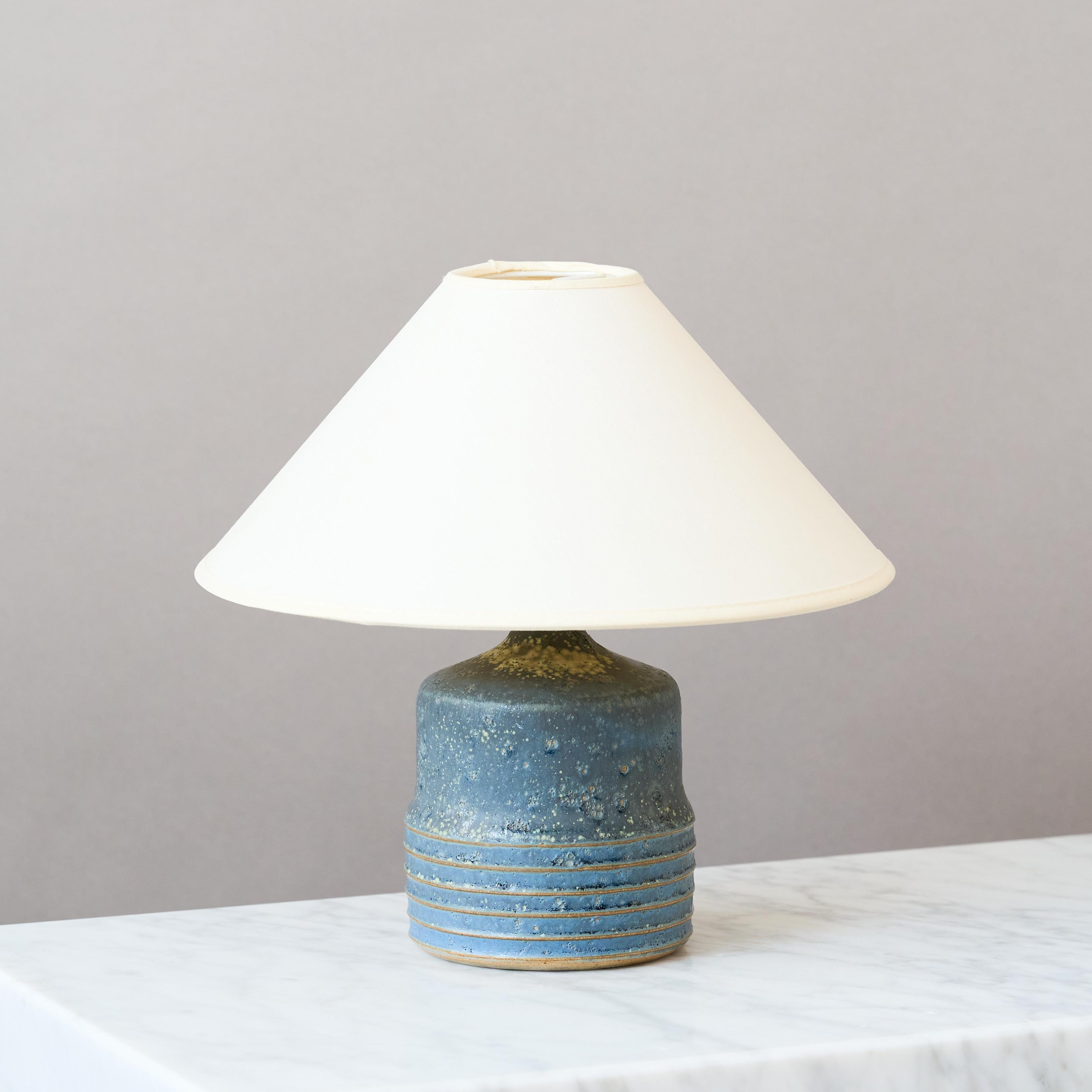 Scandinave moderne Lampe de table bleue en céramique du milieu du siècle par Rolf Palm, Suède, années 1960. en vente
