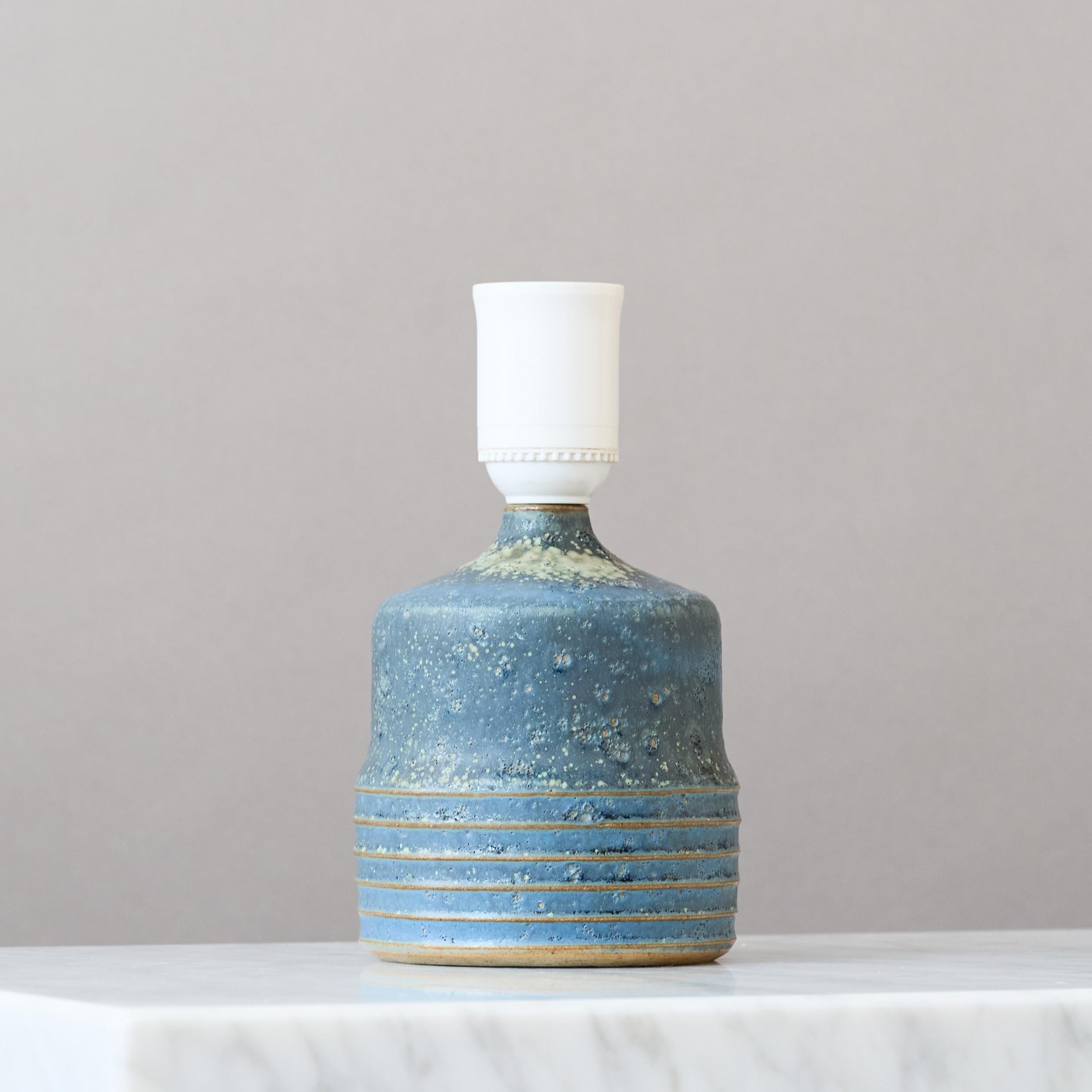 Suédois Lampe de table bleue en céramique du milieu du siècle par Rolf Palm, Suède, années 1960. en vente