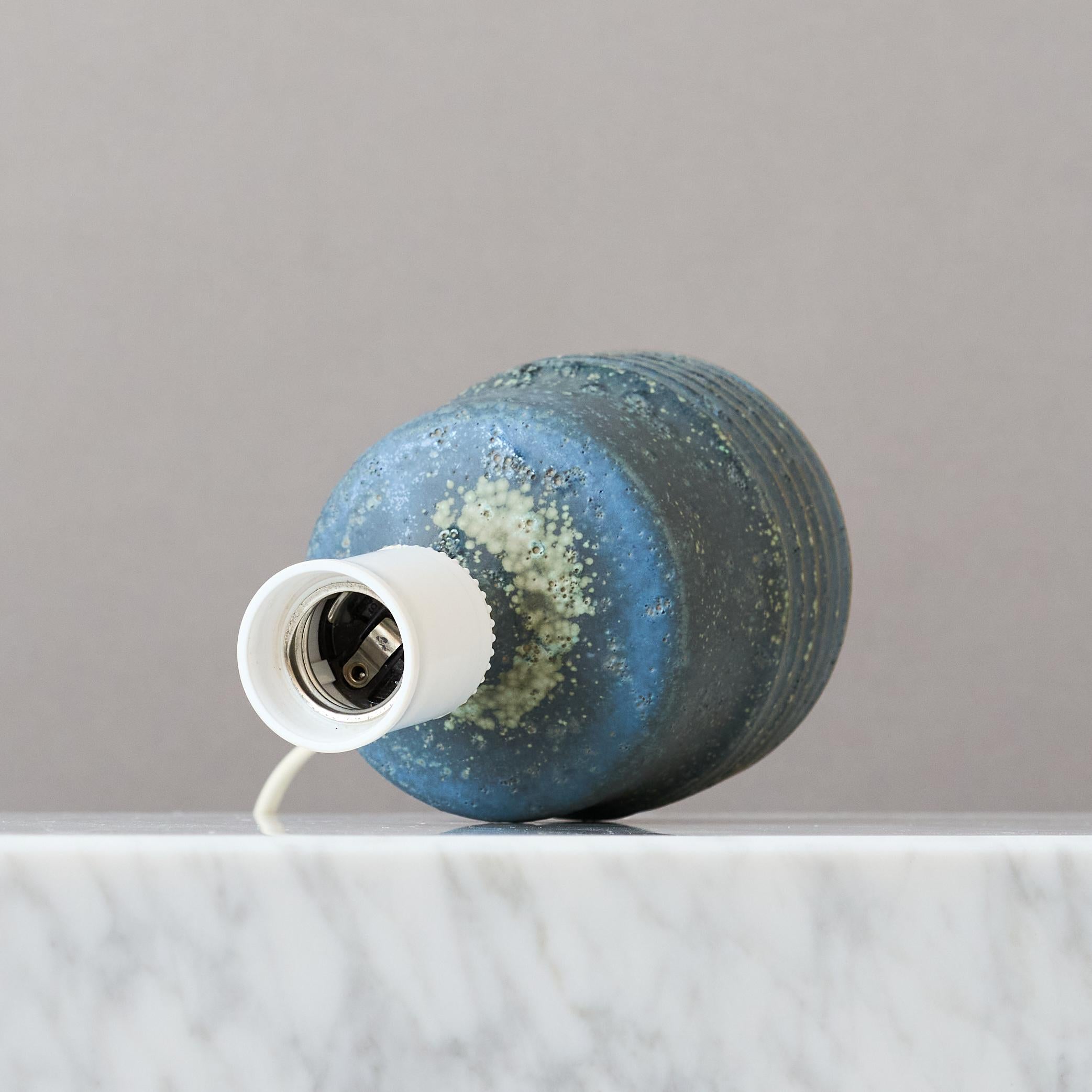 Vernissé Lampe de table bleue en céramique du milieu du siècle par Rolf Palm, Suède, années 1960. en vente