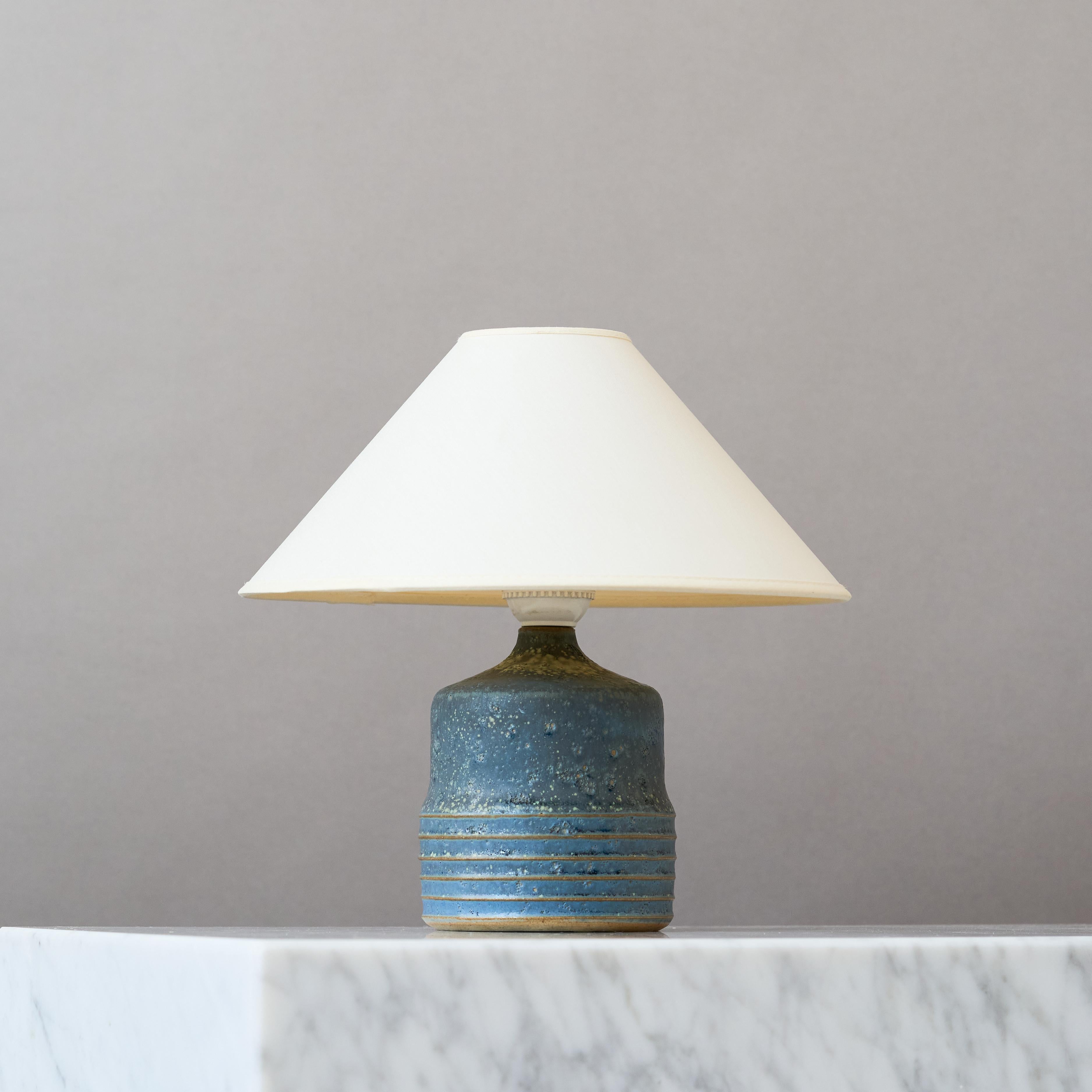 20ième siècle Lampe de table bleue en céramique du milieu du siècle par Rolf Palm, Suède, années 1960. en vente