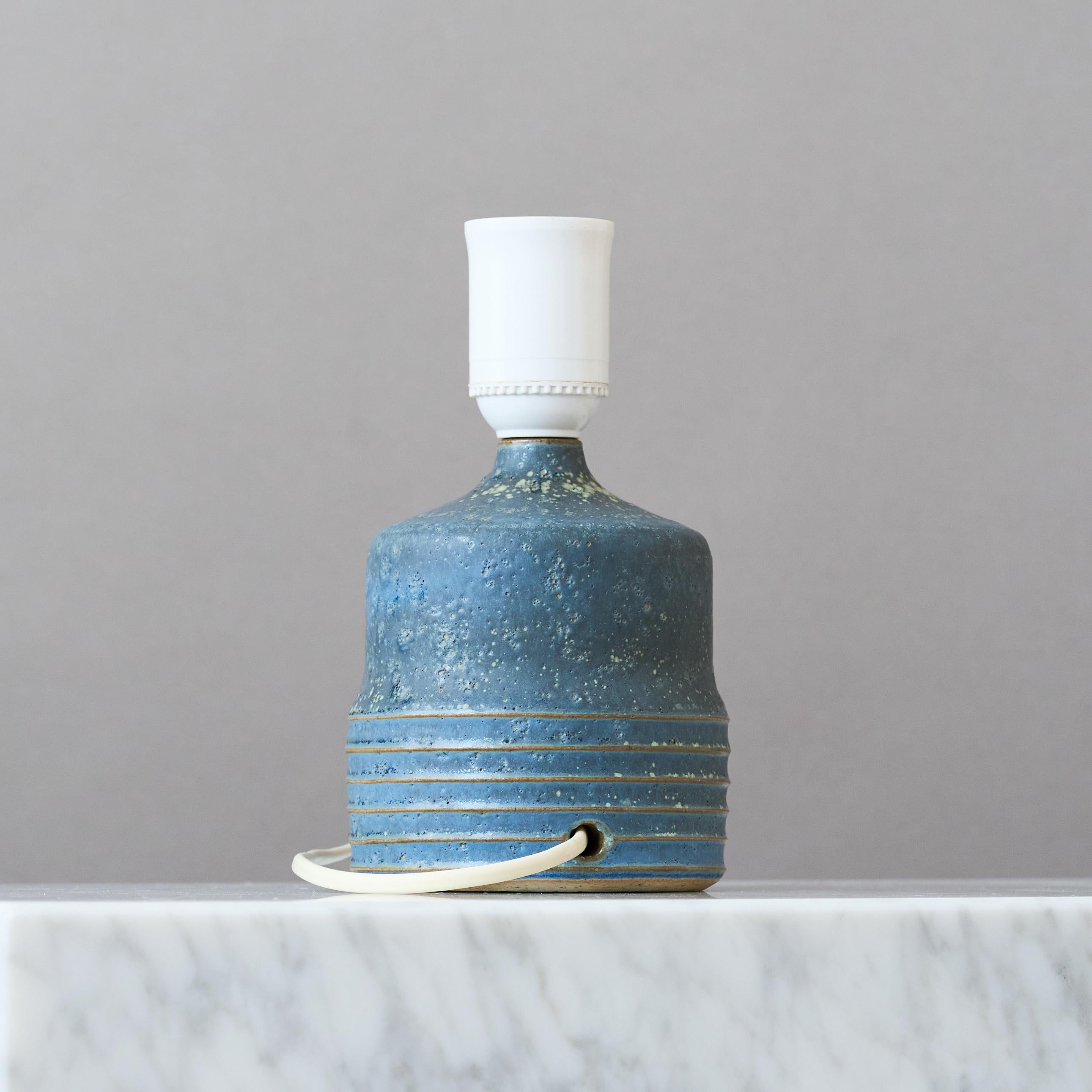 Céramique Lampe de table bleue en céramique du milieu du siècle par Rolf Palm, Suède, années 1960. en vente
