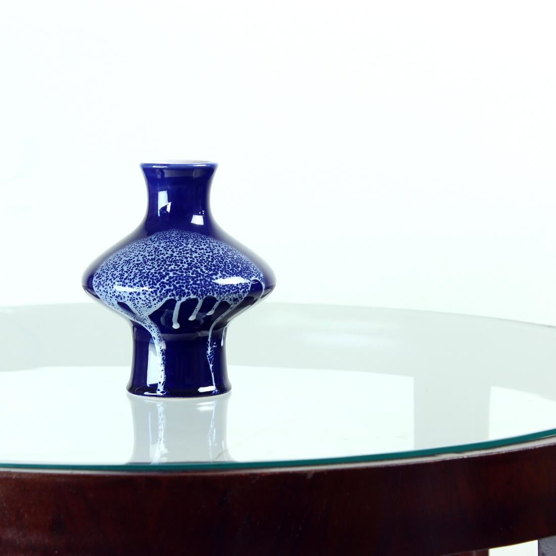 Unico vaso in ceramica prodotto negli anni '60 in Cecoslovacchia. Timbrato come 0690. Il vaso è realizzato in ceramica blu con smalto. Design originale con schizzi bianchi. Un design originale e moderno, anche se il vaso è vecchio di decenni. Il