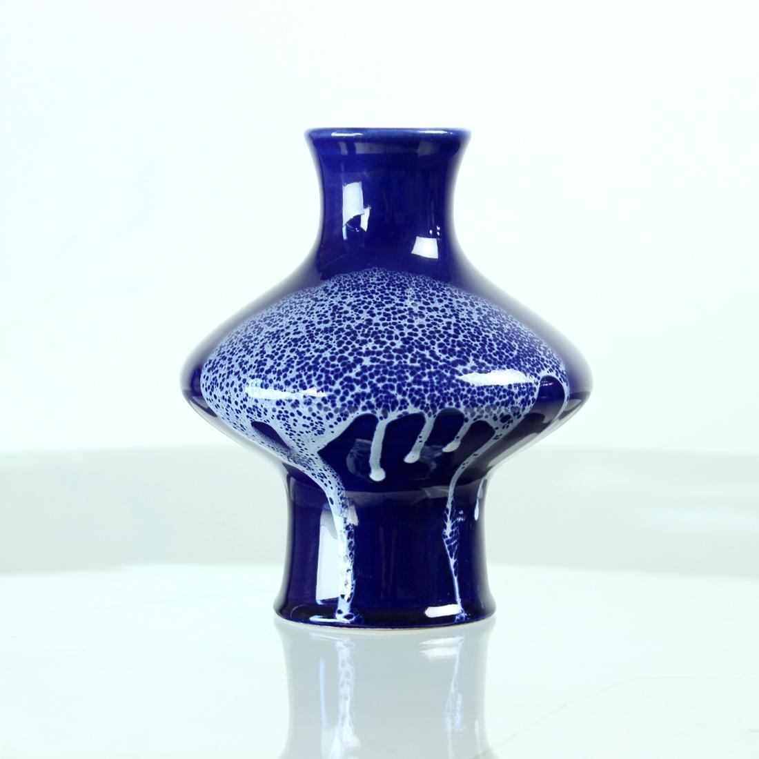 Mid-Century moderno Vaso di ceramica blu di metà secolo, Cecoslovacchia 1960 in vendita