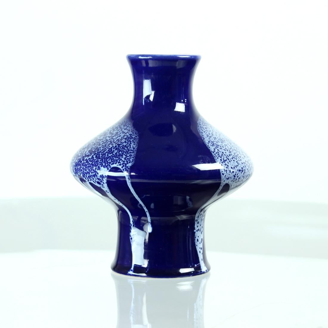 Smaltato Vaso di ceramica blu di metà secolo, Cecoslovacchia 1960 in vendita