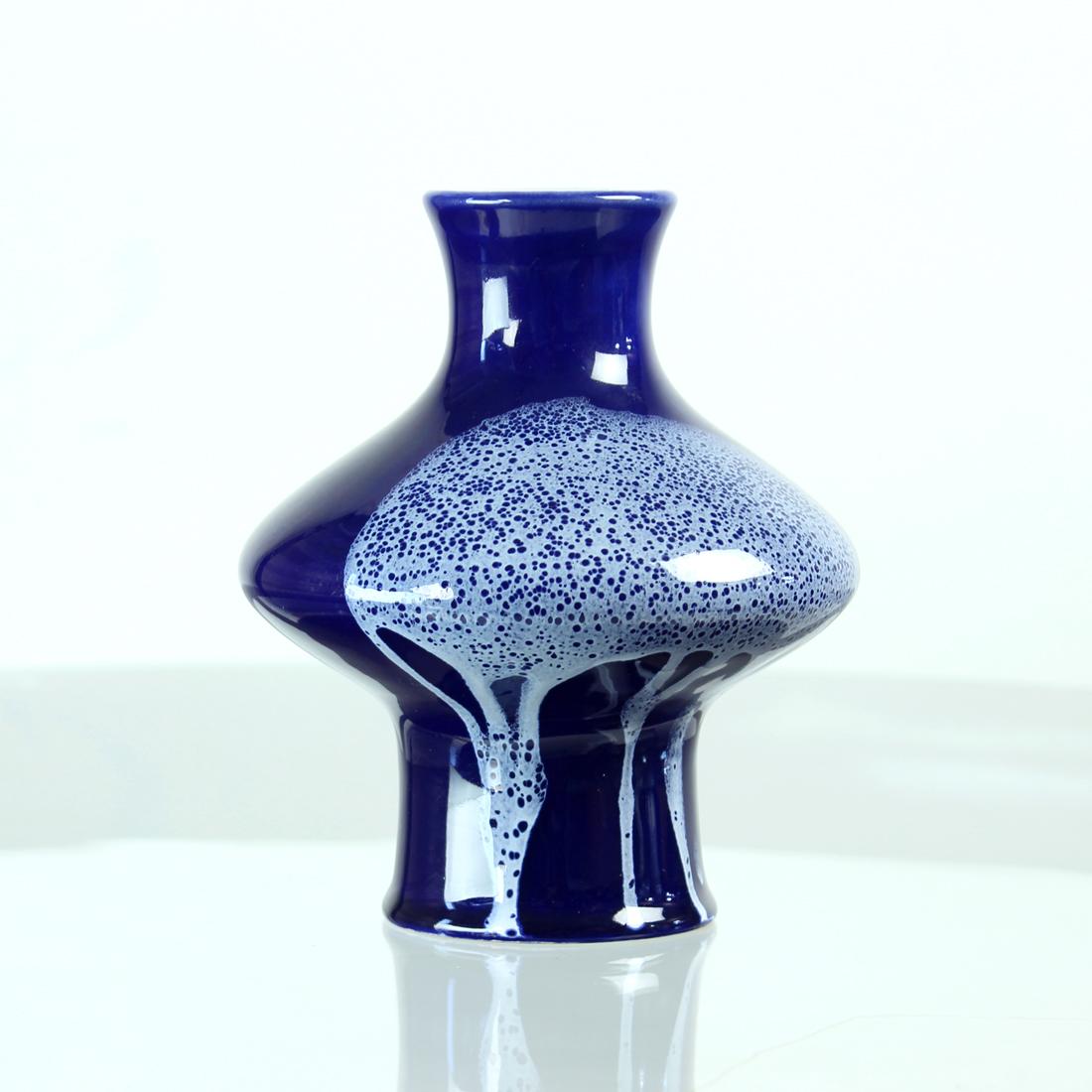 Vaso di ceramica blu di metà secolo, Cecoslovacchia 1960 In condizioni ottime in vendita a Zohor, SK