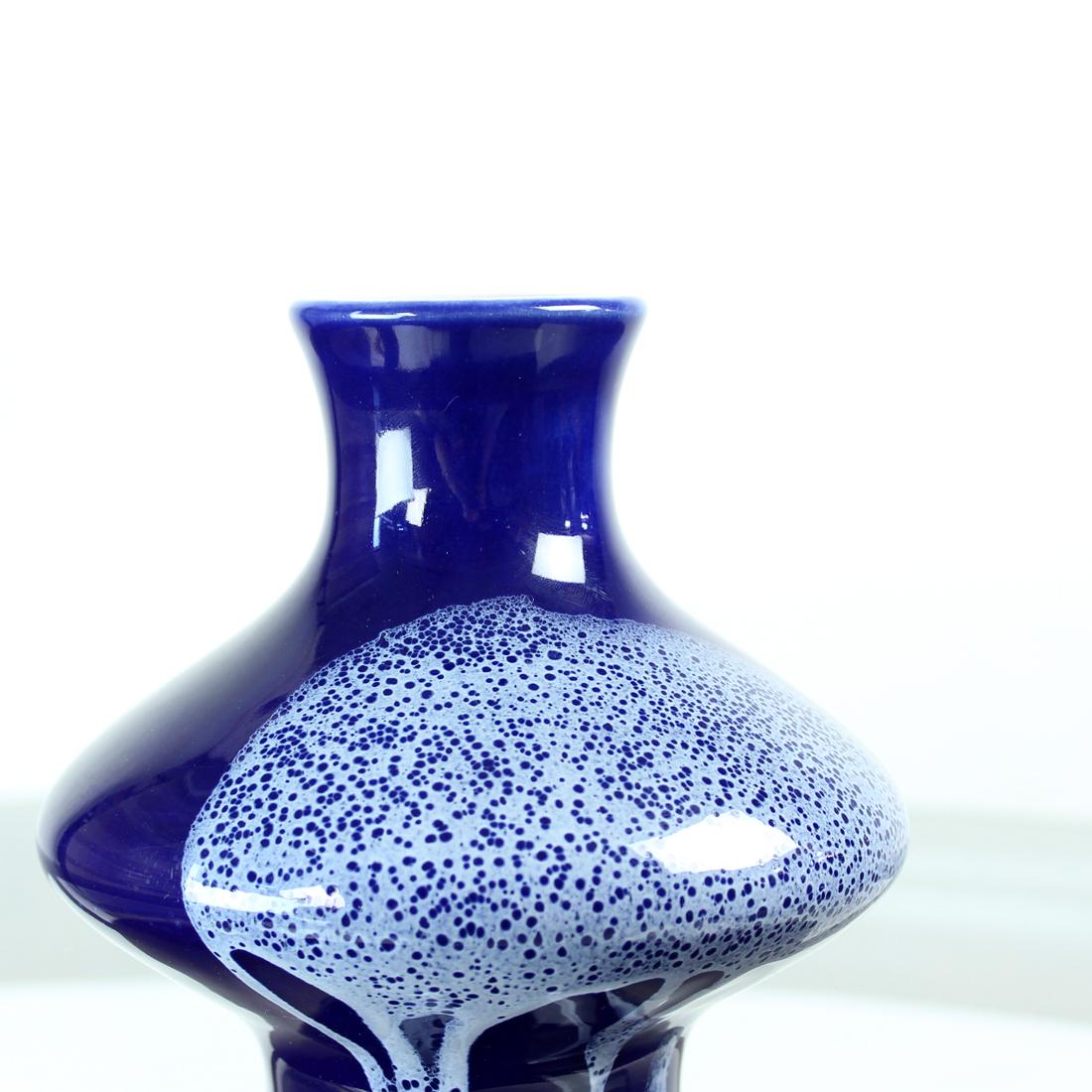 Metà XX secolo Vaso di ceramica blu di metà secolo, Cecoslovacchia 1960 in vendita