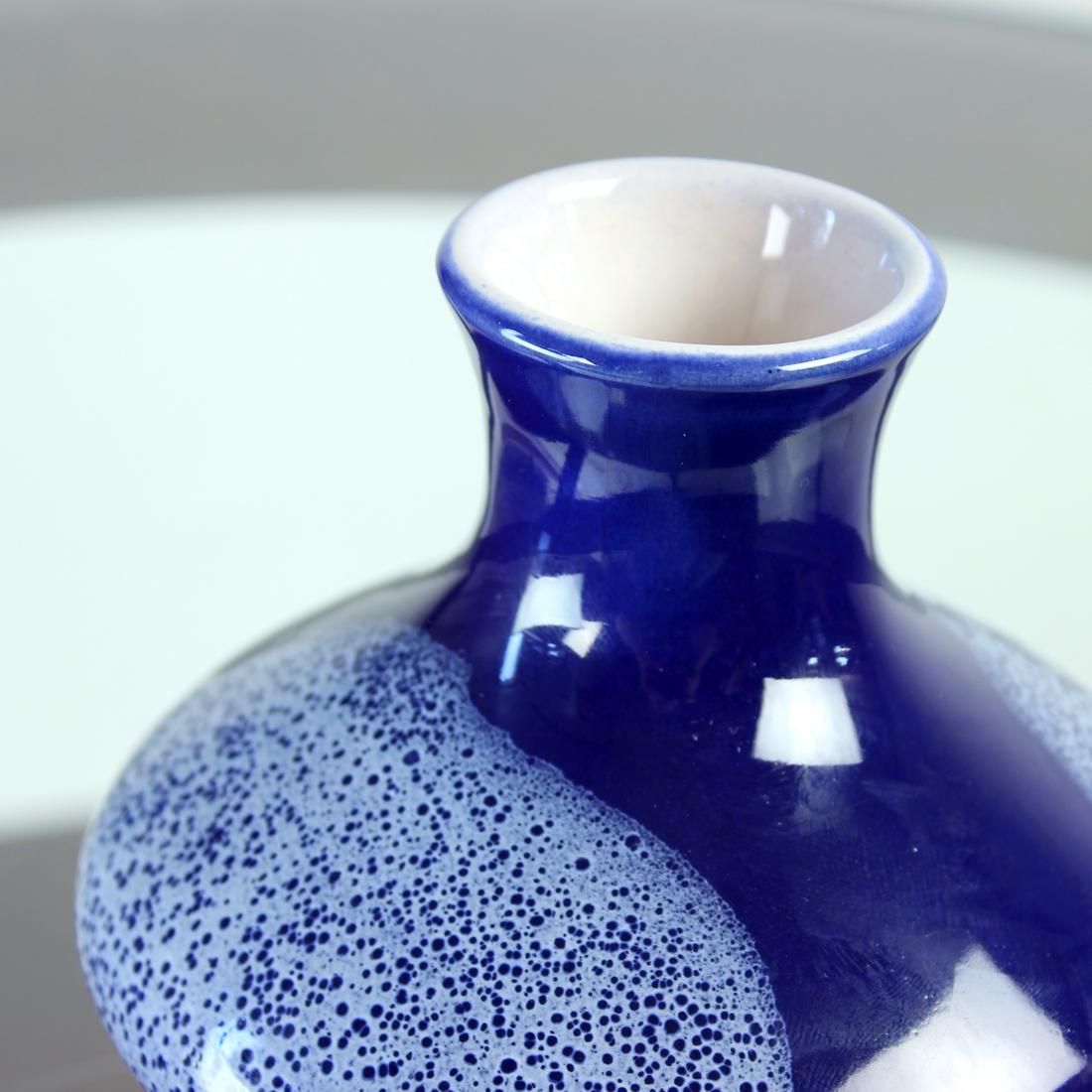 Vaso di ceramica blu di metà secolo, Cecoslovacchia 1960 in vendita 1