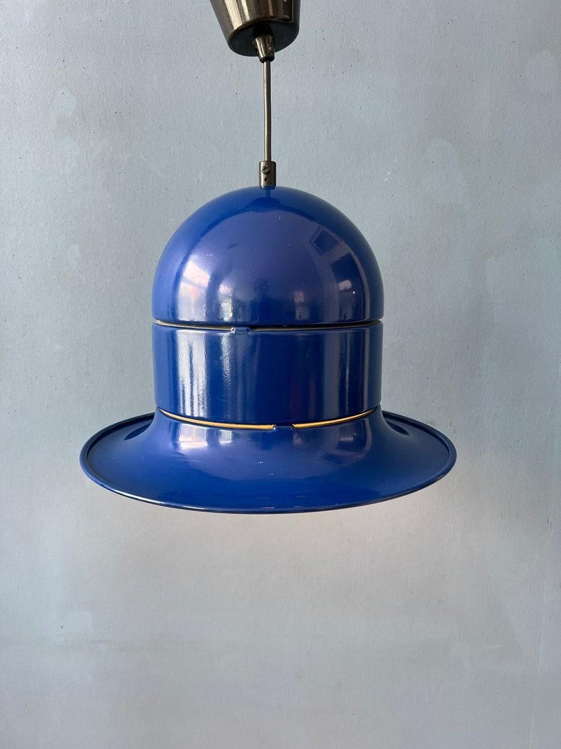 Lámpara colgante única de la era espacial de mediados de siglo en color azul. La lámpara es de metal y está lacada en amarillo brillante. La pantalla de esta lámpara colgante suele tener forma esférica o de platillo, parecida a un ovni o a un casco