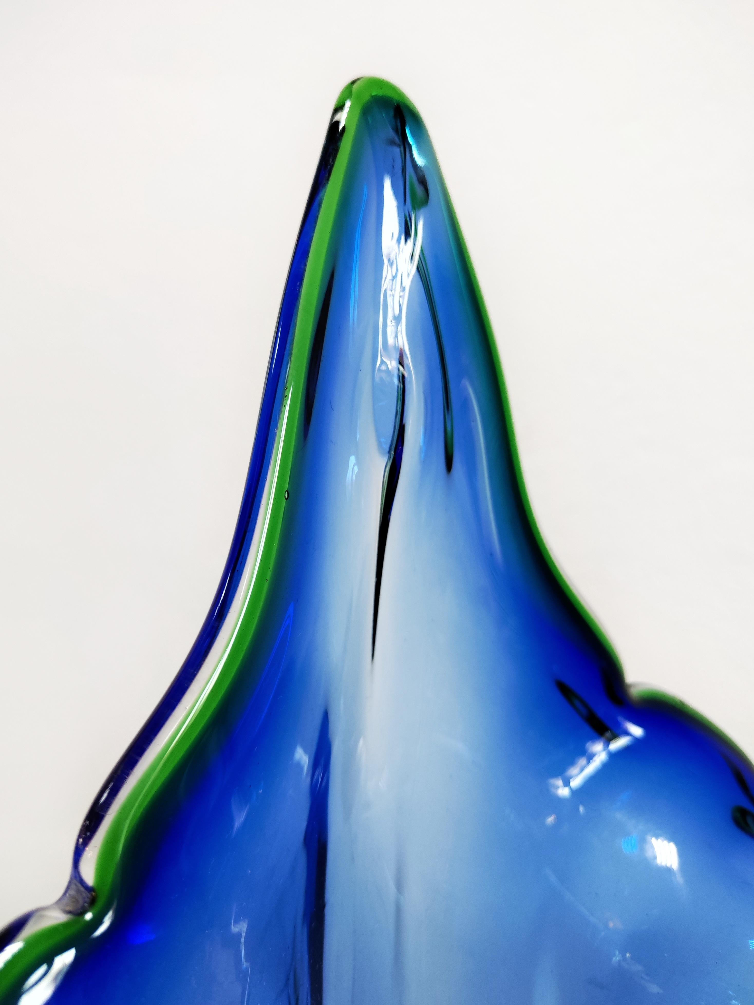 Blaue Vase aus Muranoglas in Form einer Lilie aus der Mitte des Jahrhunderts, Italien 1960er Jahre (Moderne der Mitte des Jahrhunderts) im Angebot