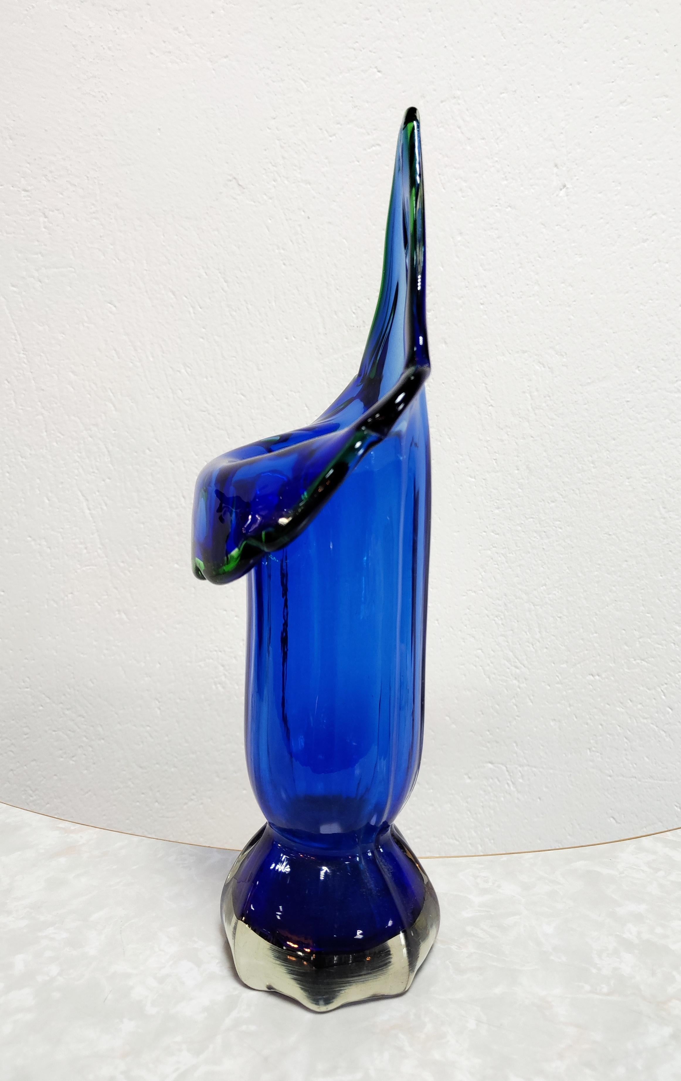 Blaue Vase aus Muranoglas in Form einer Lilie aus der Mitte des Jahrhunderts, Italien 1960er Jahre im Angebot 1