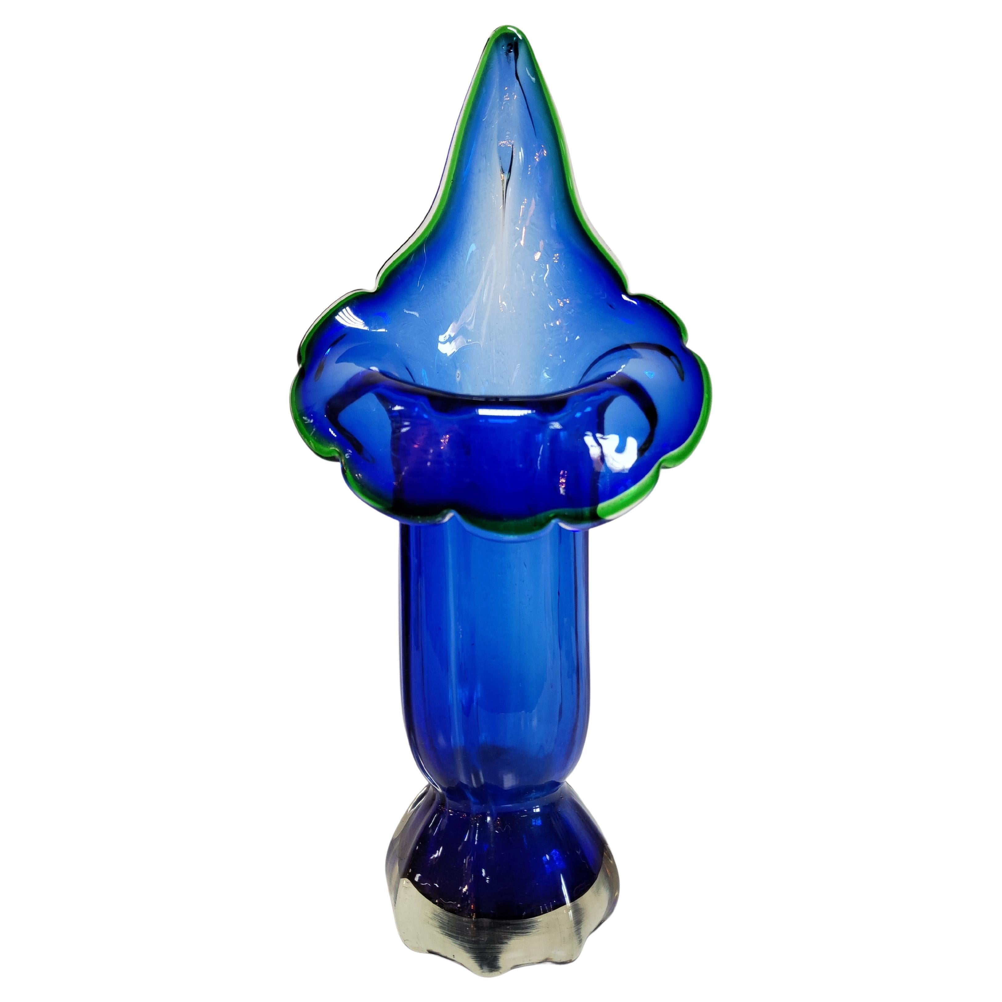 Blaue Vase aus Muranoglas in Form einer Lilie aus der Mitte des Jahrhunderts, Italien 1960er Jahre