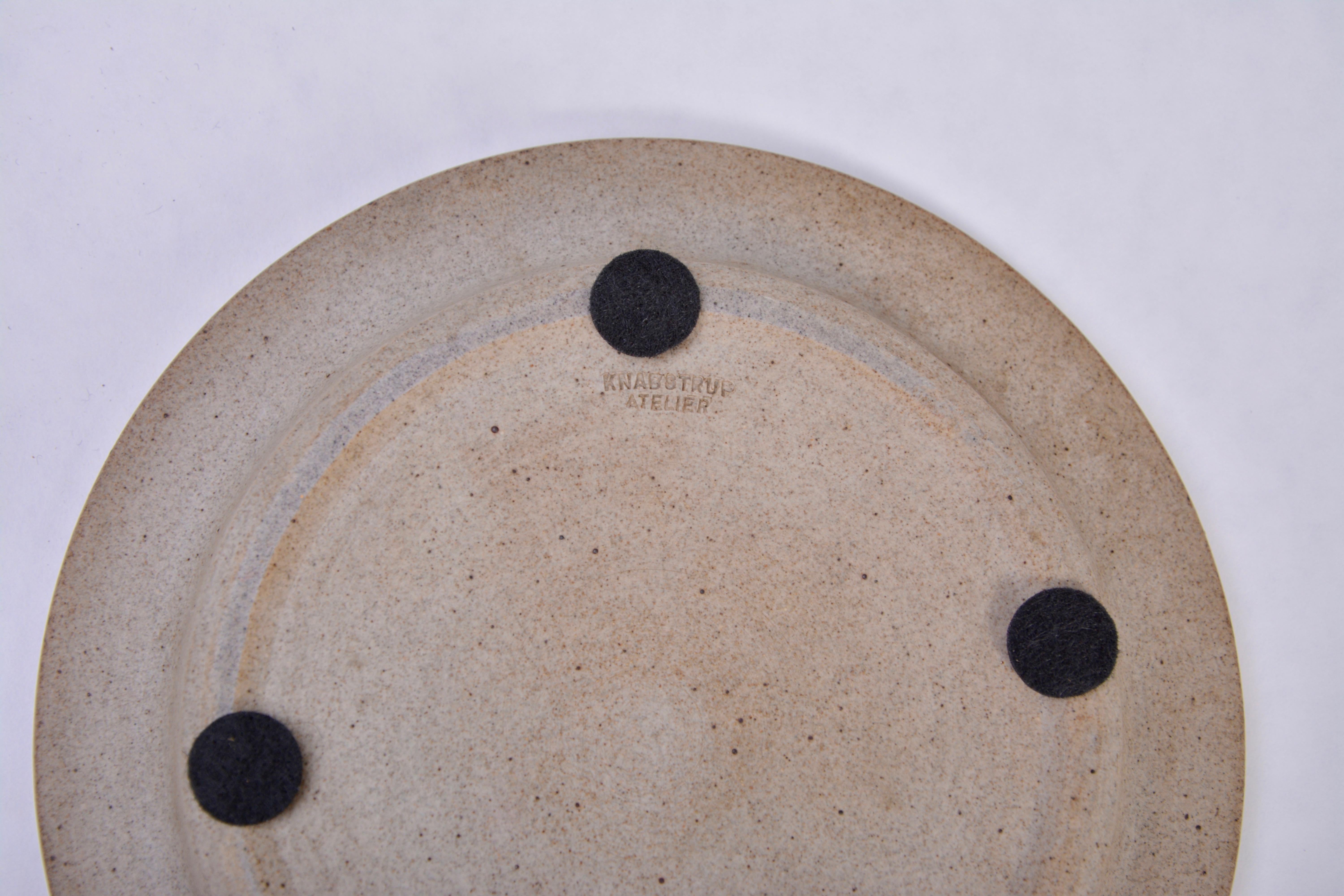 Blue Mid-Century Modern stoneware plate by Atelier Knabstrup In Good Condition For Sale In Berlin, DE
