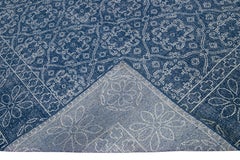 Blauer handgefertigter Wollteppich mit Blumen-Trellis-Motiv, Mid-Century Modern