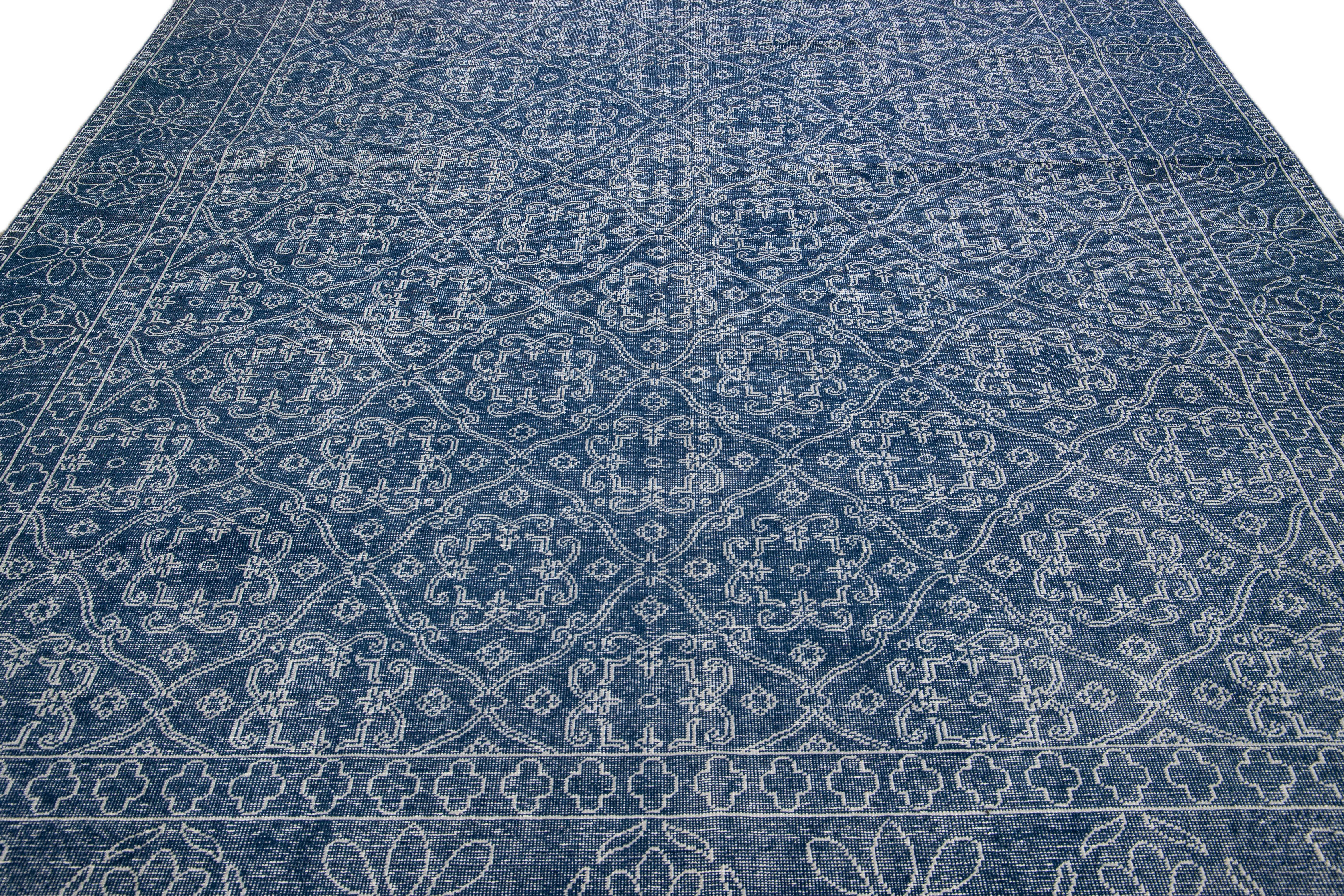 Blauer handgefertigter Wollteppich mit Blumen-Trellis-Motiv, Mid-Century Modern (Moderne der Mitte des Jahrhunderts) im Angebot