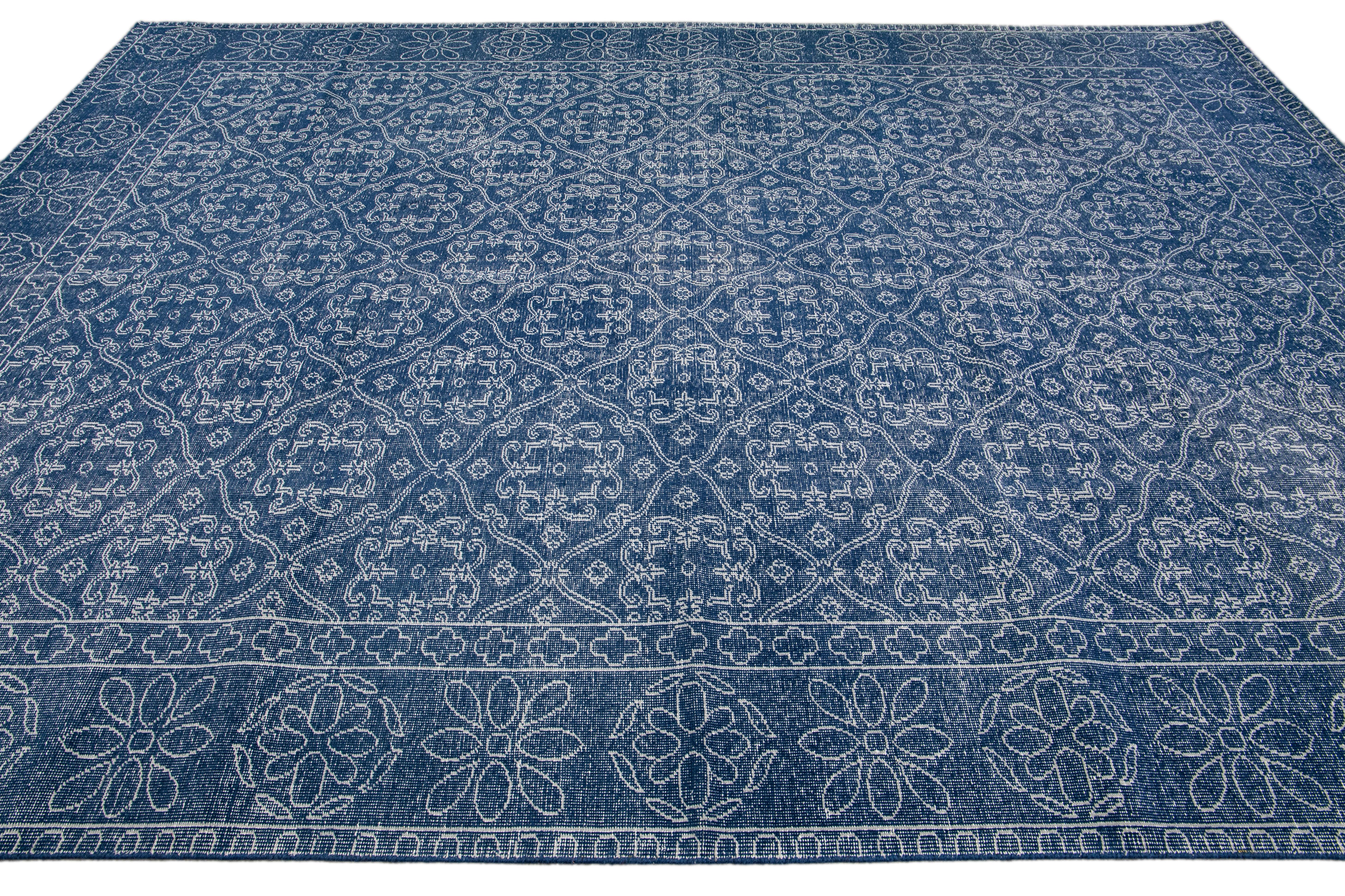 Blauer handgefertigter Wollteppich mit Blumen-Trellis-Motiv, Mid-Century Modern (Handgeknüpft) im Angebot