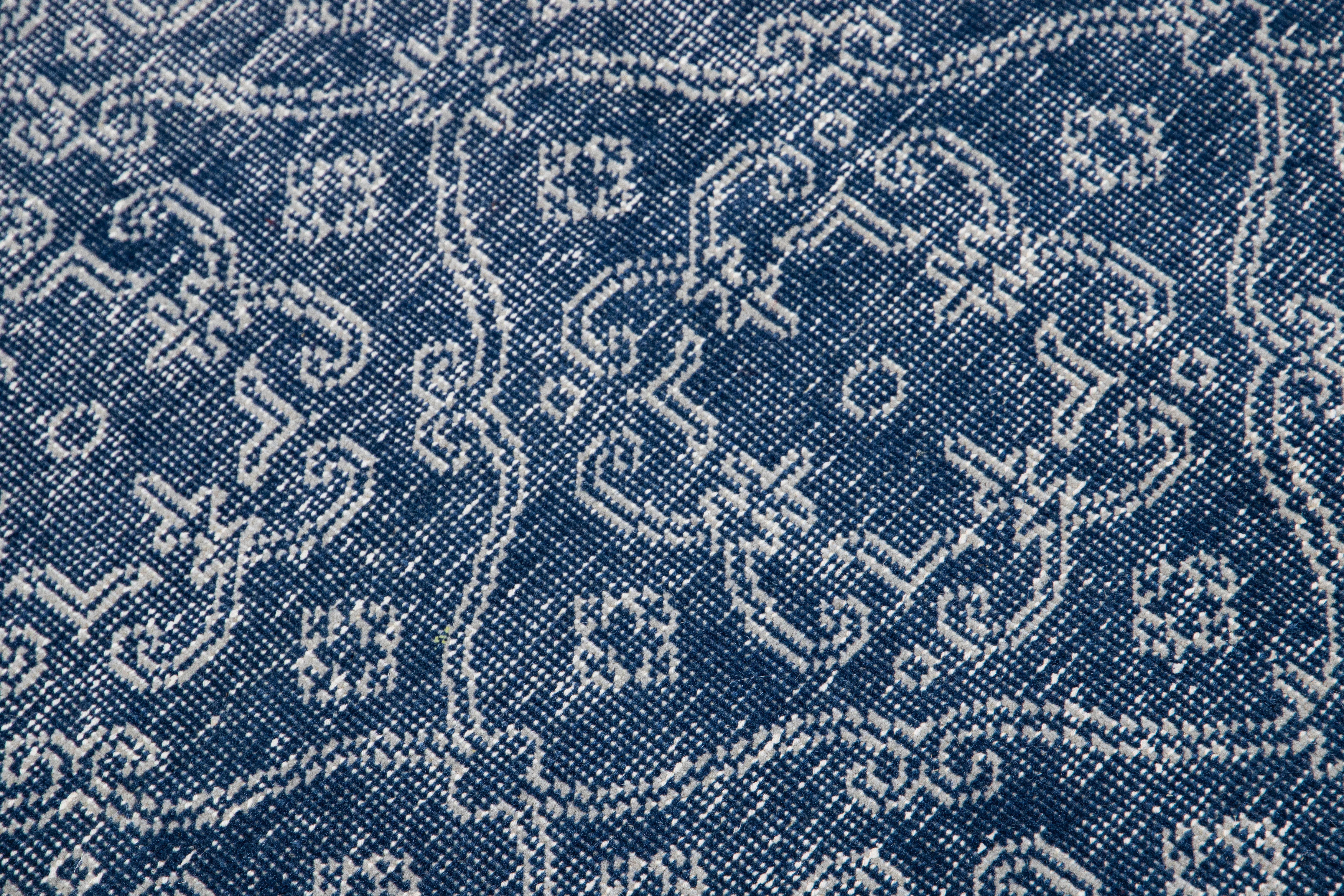 Blauer handgefertigter Wollteppich mit Blumen-Trellis-Motiv, Mid-Century Modern im Zustand „Neu“ im Angebot in Norwalk, CT