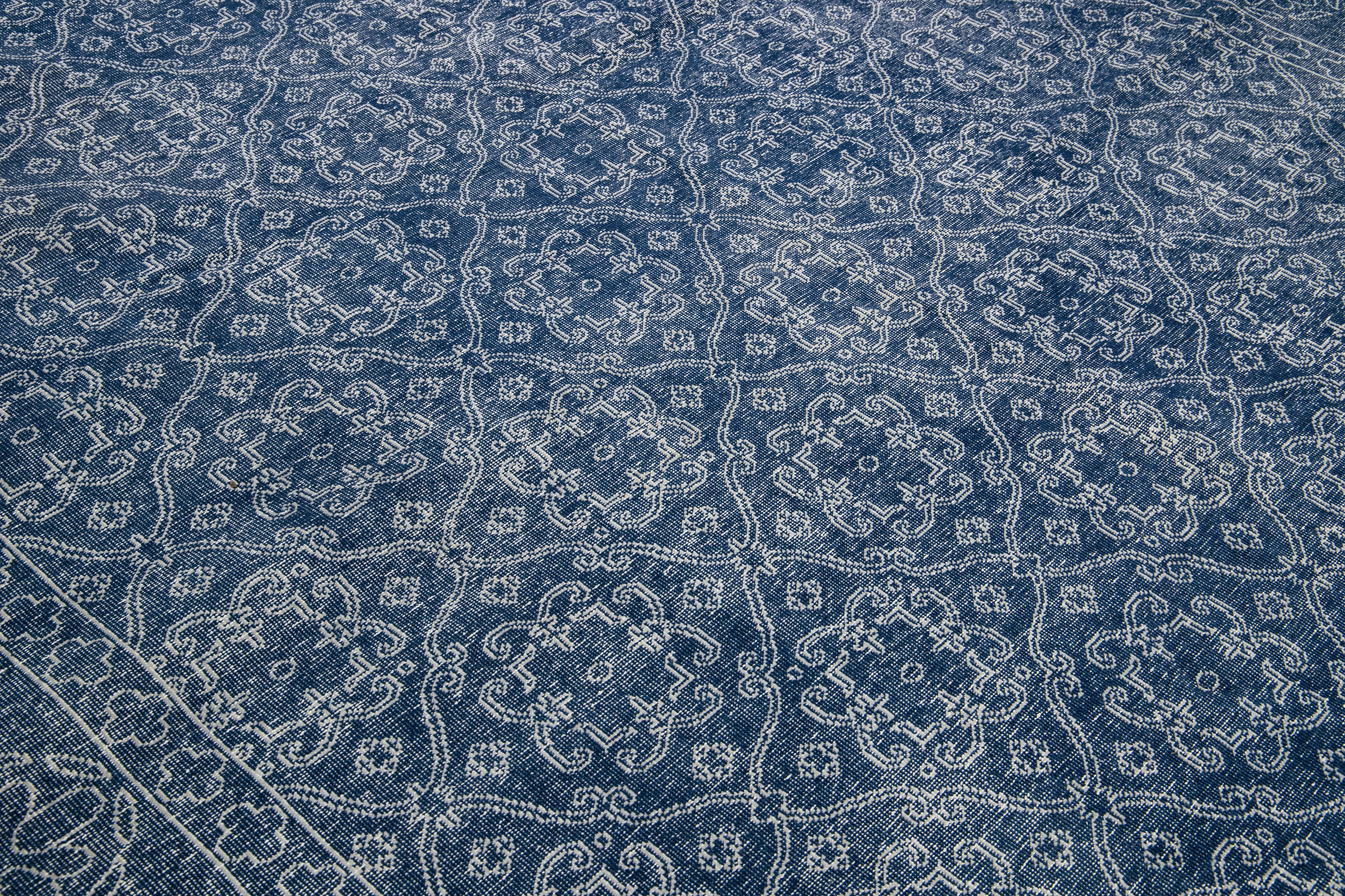 Blauer handgefertigter Wollteppich mit Blumen-Trellis-Motiv, Mid-Century Modern (Wolle) im Angebot