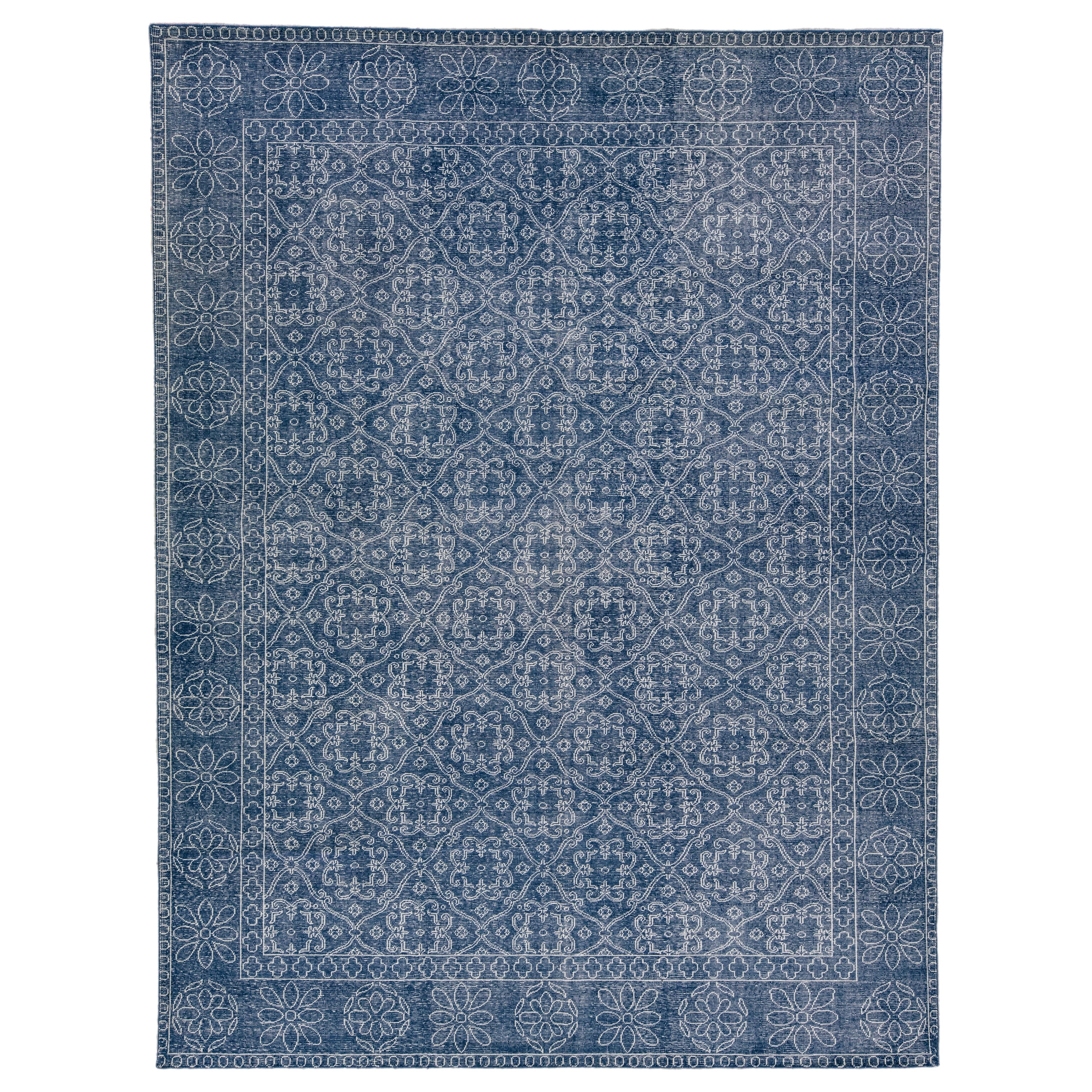 Blauer handgefertigter Wollteppich mit Blumen-Trellis-Motiv, Mid-Century Modern im Angebot