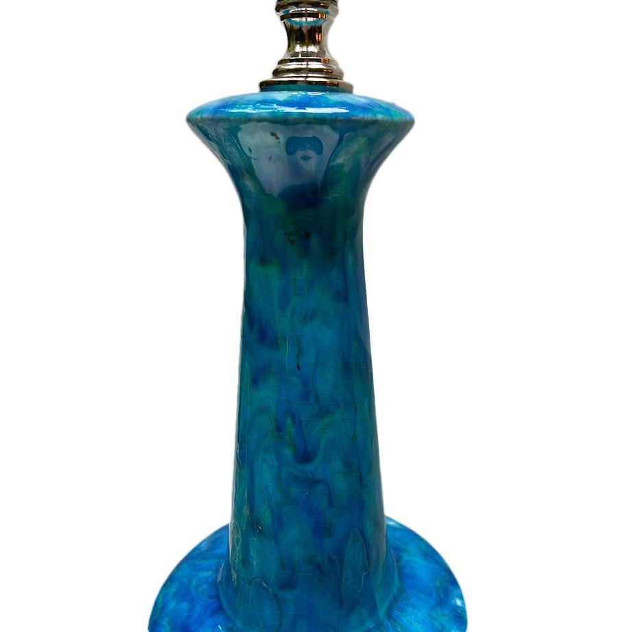 Une seule lampe de table en porcelaine bleue italienne datant des années 1950.

Mesures :
Hauteur du corps 22,75
Hauteur jusqu'à l'appui de l'abat-jour 30,75