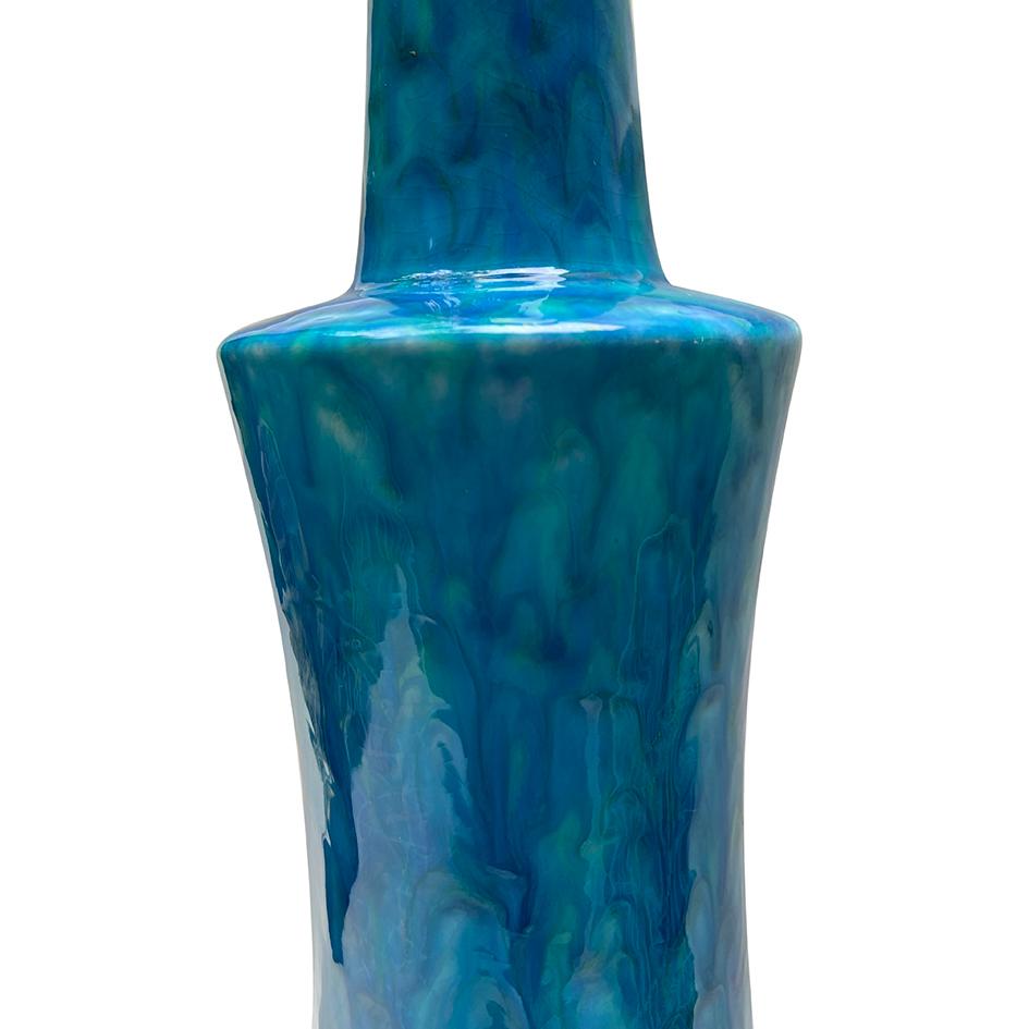 italien Lampe de table en porcelaine bleue du milieu du siècle dernier en vente