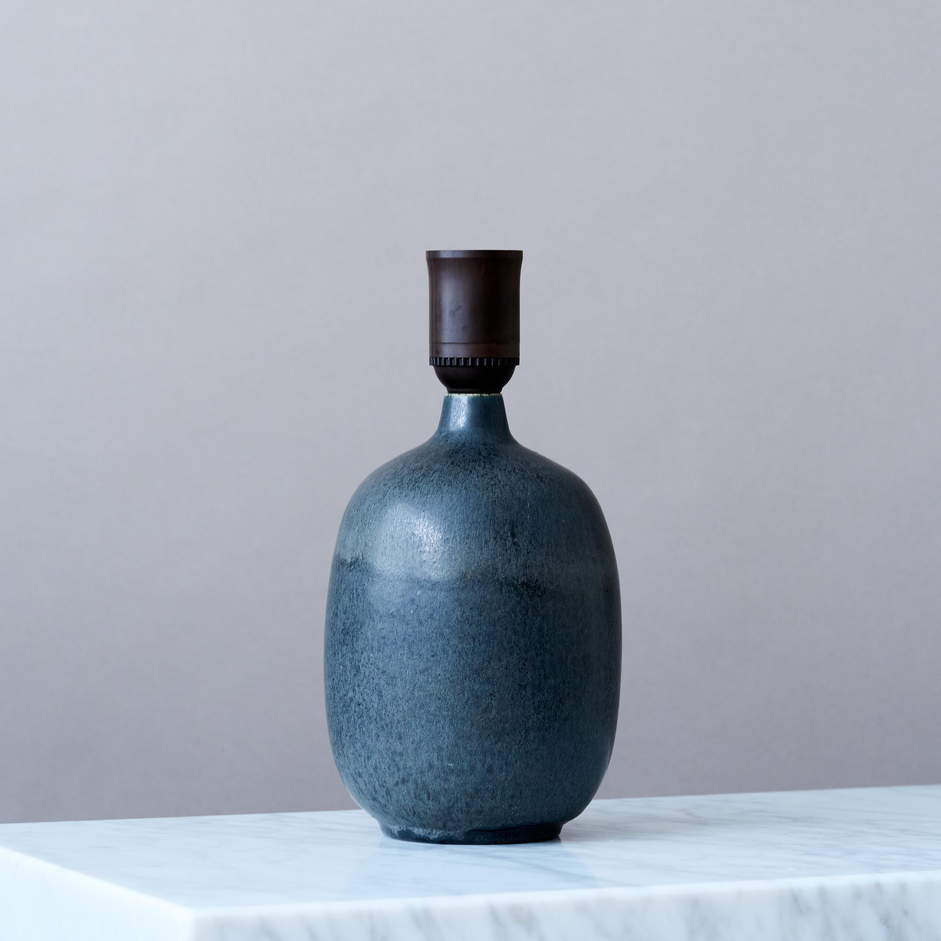 Lámpara de sobremesa de gres azul de mediados de siglo de Agne Aronsson, Suecia, años 60. Sueco en venta