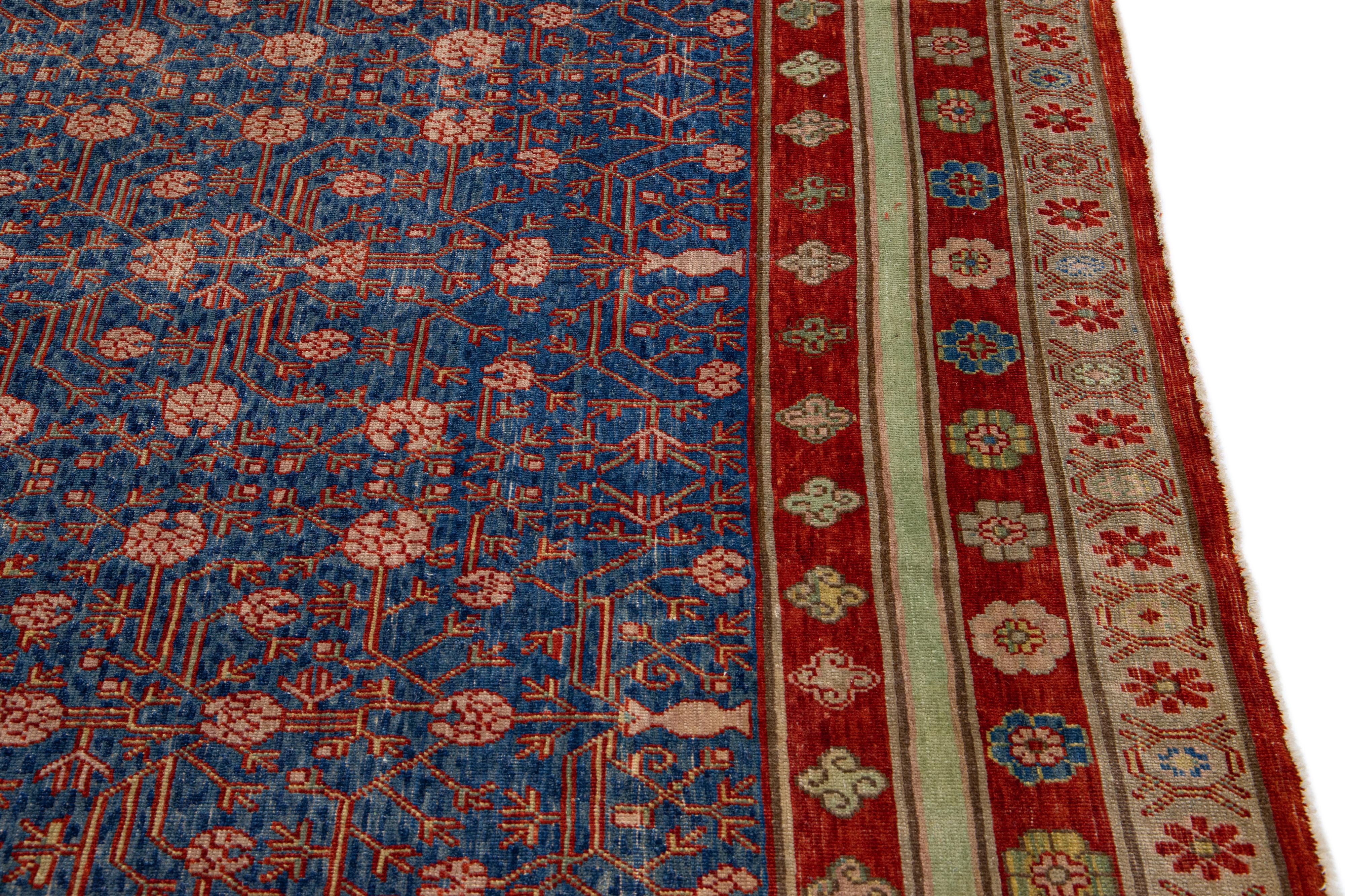 Blauer handgefertigter geometrischer Wollteppich aus Khotan, Mid-Century Vintage im Angebot 3