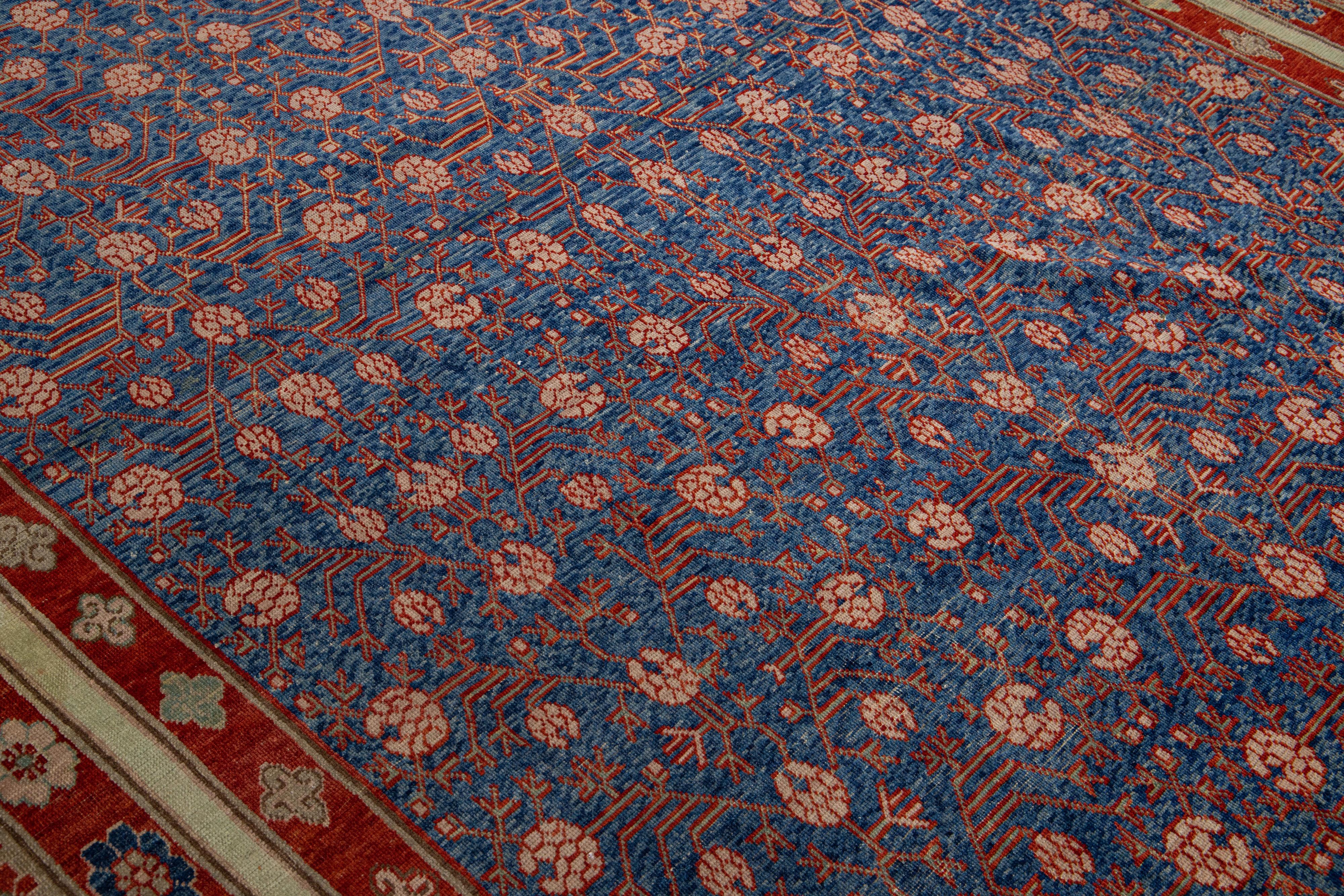 Blauer handgefertigter geometrischer Wollteppich aus Khotan, Mid-Century Vintage im Angebot 4