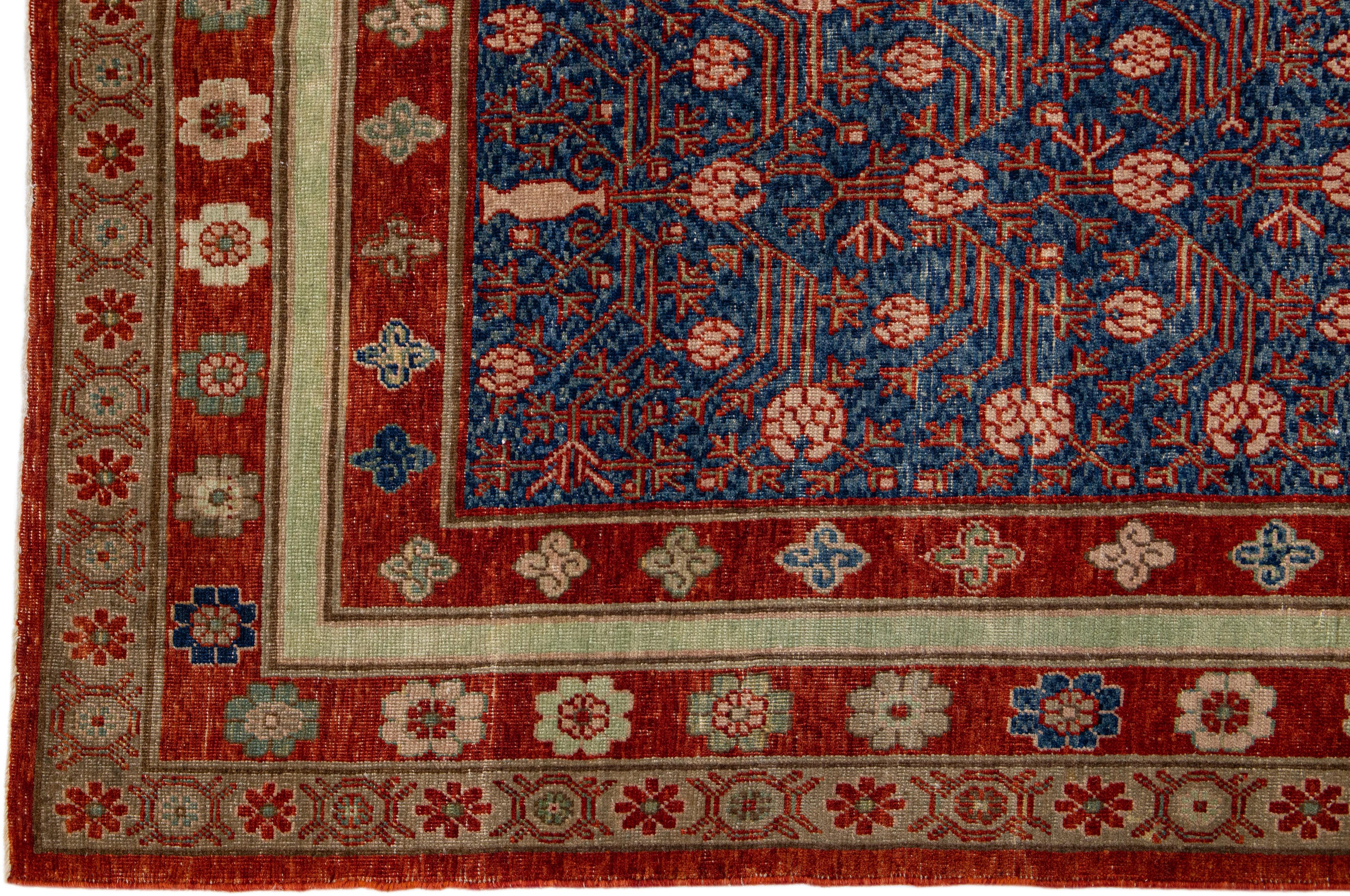 Blauer handgefertigter geometrischer Wollteppich aus Khotan, Mid-Century Vintage (Handgeknüpft) im Angebot