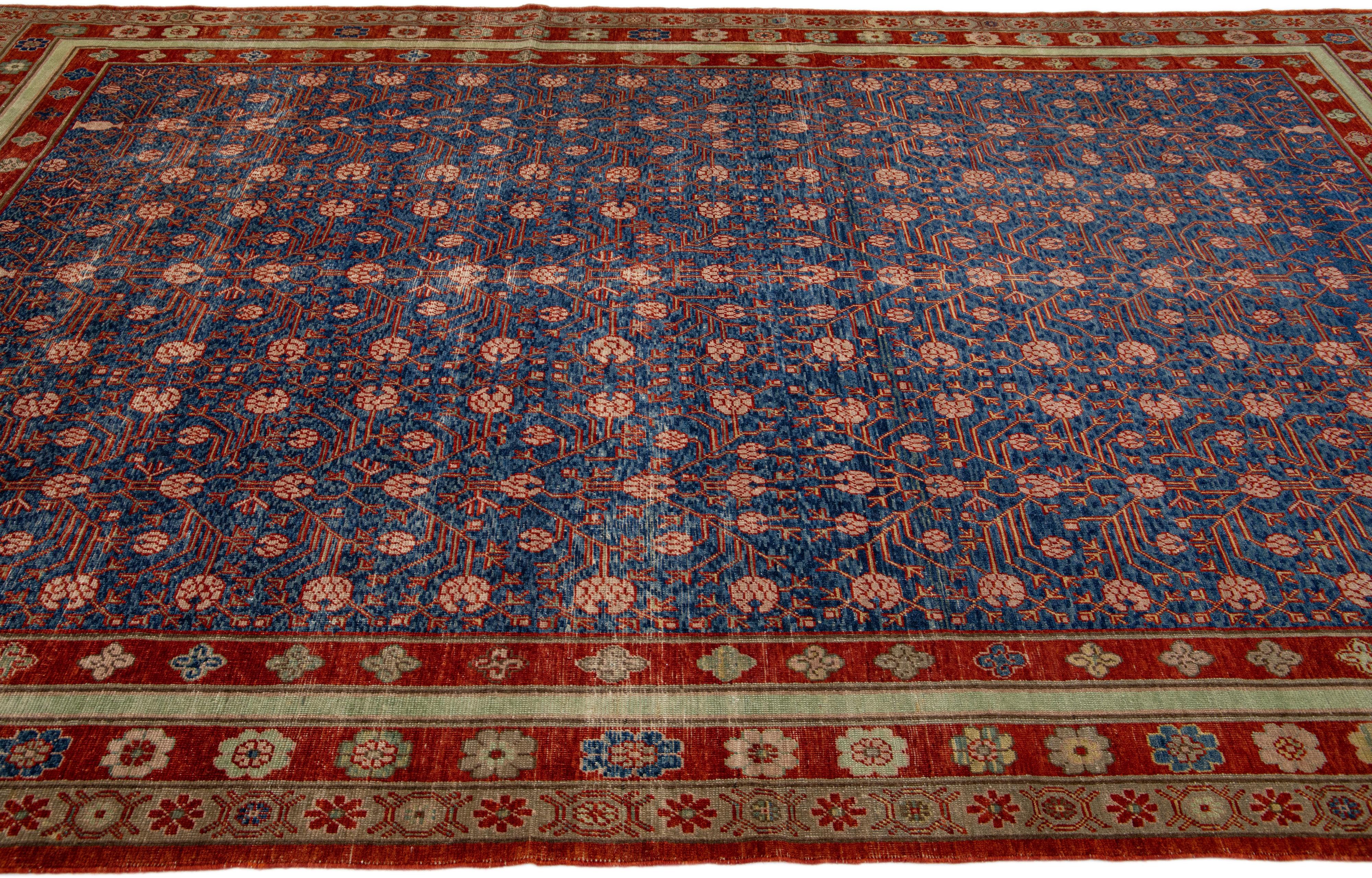 Blauer handgefertigter geometrischer Wollteppich aus Khotan, Mid-Century Vintage im Zustand „Gut“ im Angebot in Norwalk, CT