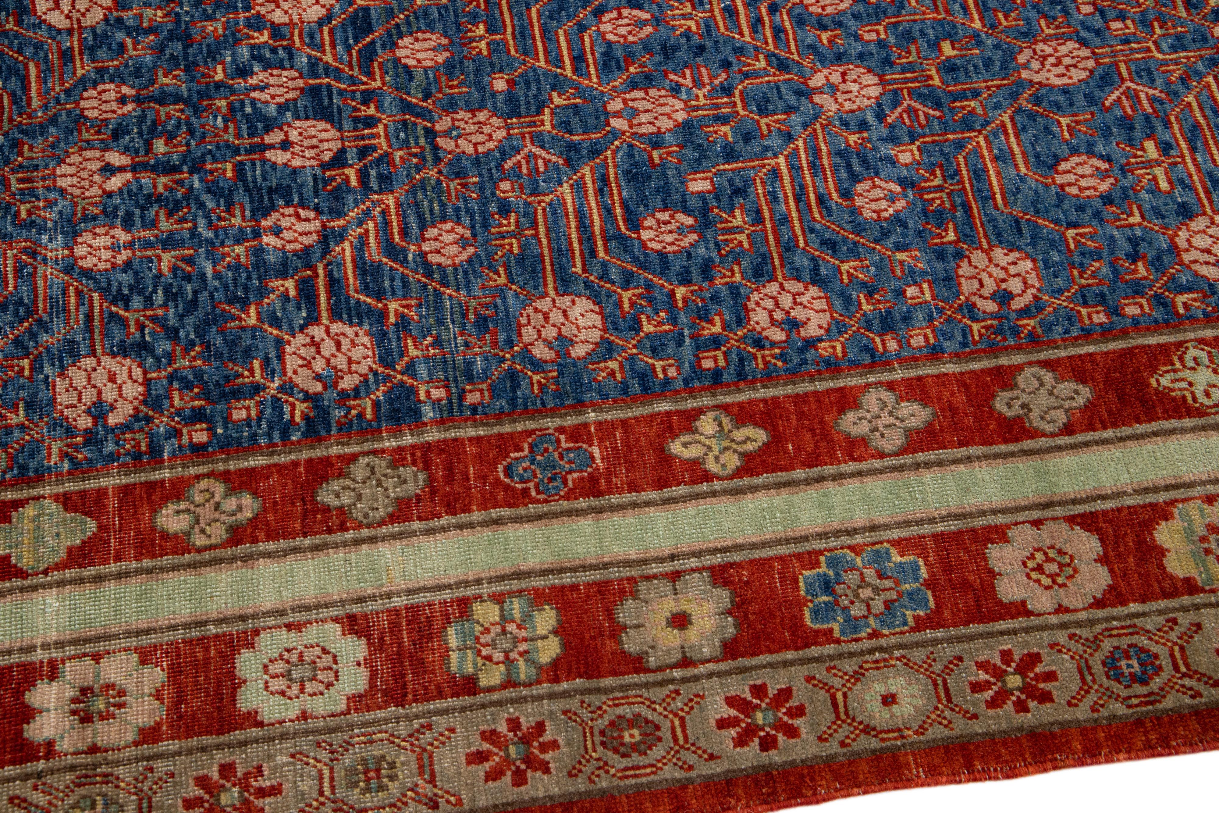 Blauer handgefertigter geometrischer Wollteppich aus Khotan, Mid-Century Vintage (Ende des 20. Jahrhunderts) im Angebot