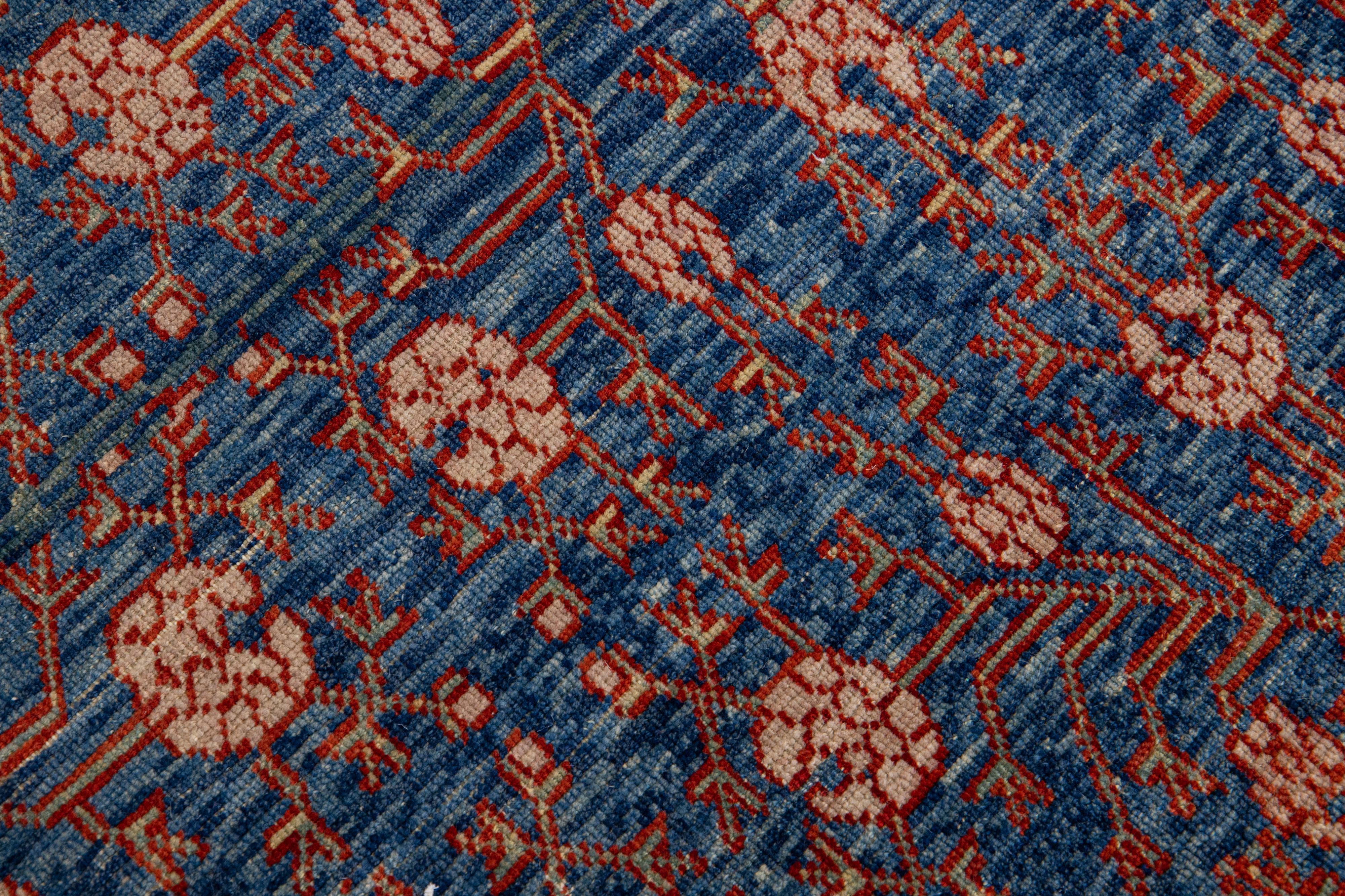Blauer handgefertigter geometrischer Wollteppich aus Khotan, Mid-Century Vintage im Angebot 1