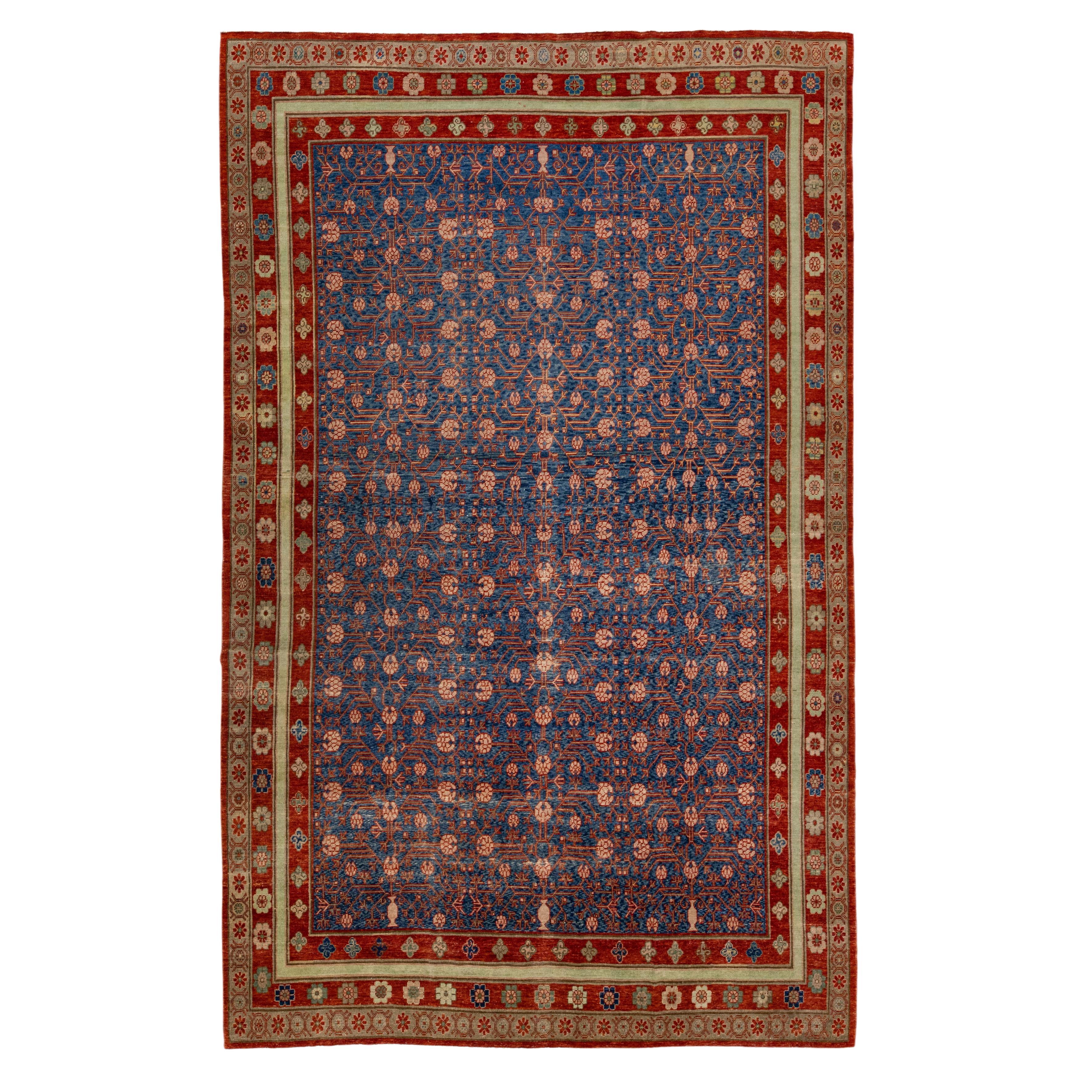 Blauer handgefertigter geometrischer Wollteppich aus Khotan, Mid-Century Vintage im Angebot