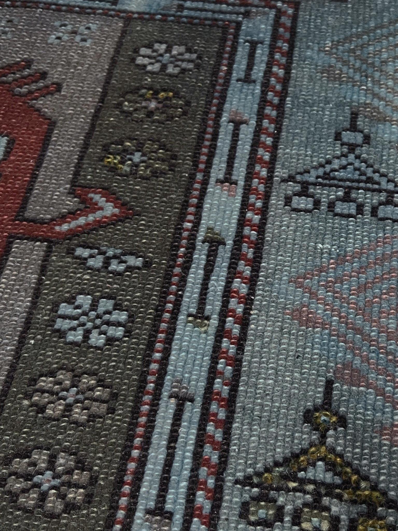 Dieser wunderschöne Vintage-Teppich von Milas aus der Südwesttürkei zeichnet sich durch die klassische Anordnung der Gebetstafeln aus, die in einer weichen, küstennahen Farbgebung neu interpretiert wurde. Das Feld besteht aus einer Mischung aus