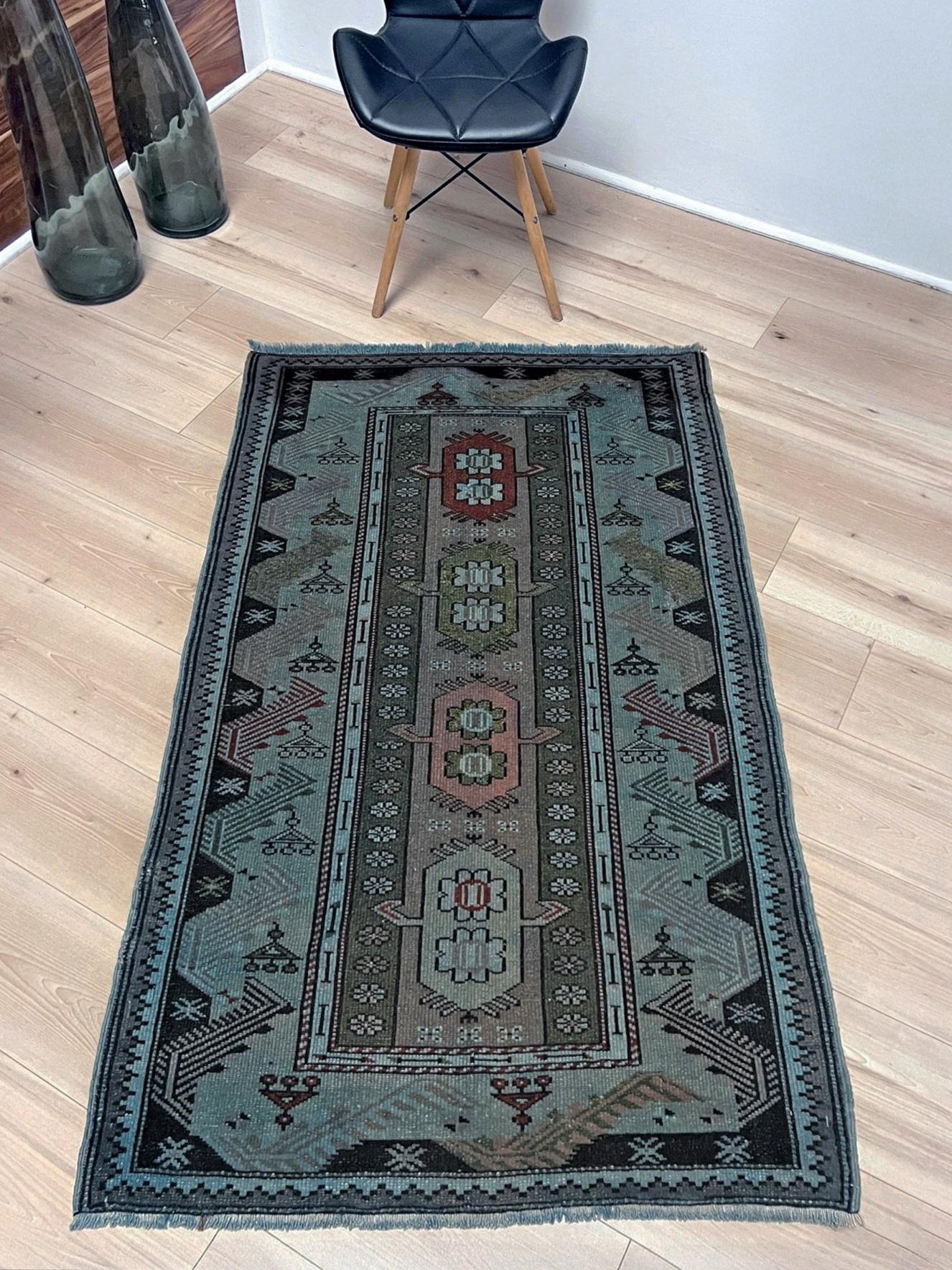 Blaue Milas - • Handgefertigter türkischer Vintage-Teppich (3'x5') - • 1960er Jahre Anatolien (Böhmisch) im Angebot