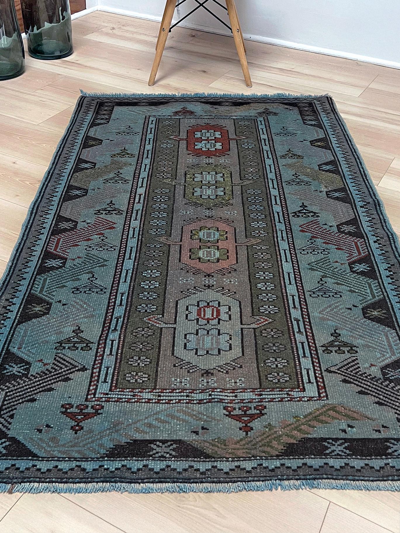 Blaue Milas - • Handgefertigter türkischer Vintage-Teppich (3'x5') - • 1960er Jahre Anatolien (Türkisch) im Angebot