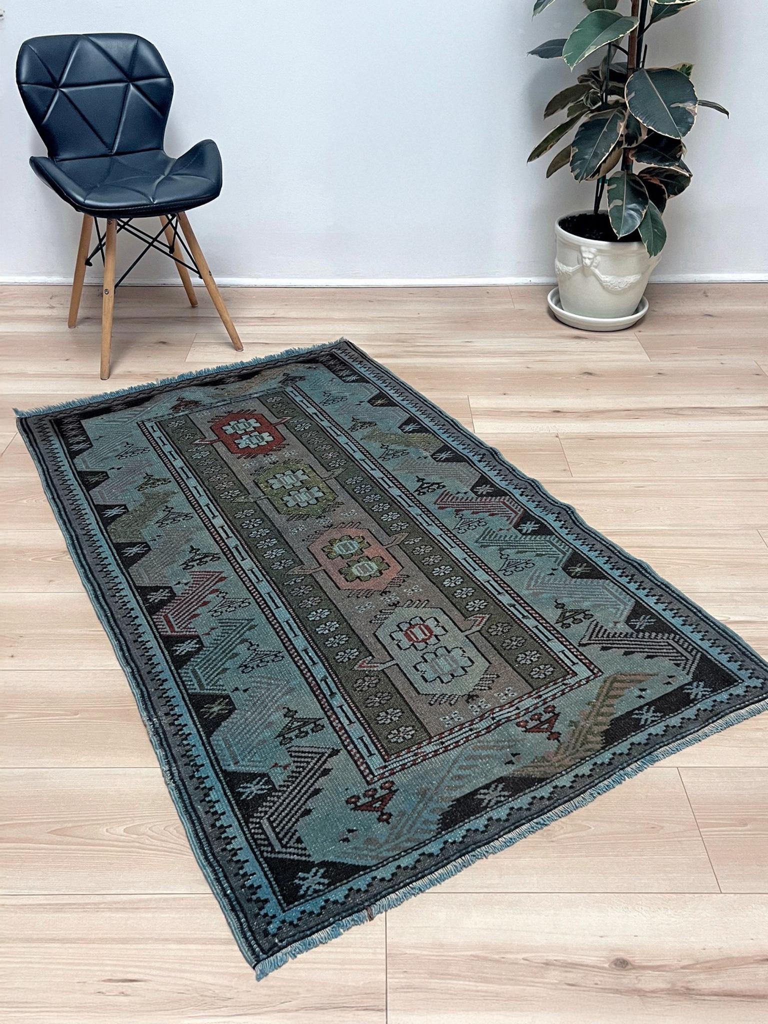 Blaue Milas - • Handgefertigter türkischer Vintage-Teppich (3'x5') - • 1960er Jahre Anatolien (Handgeknüpft) im Angebot