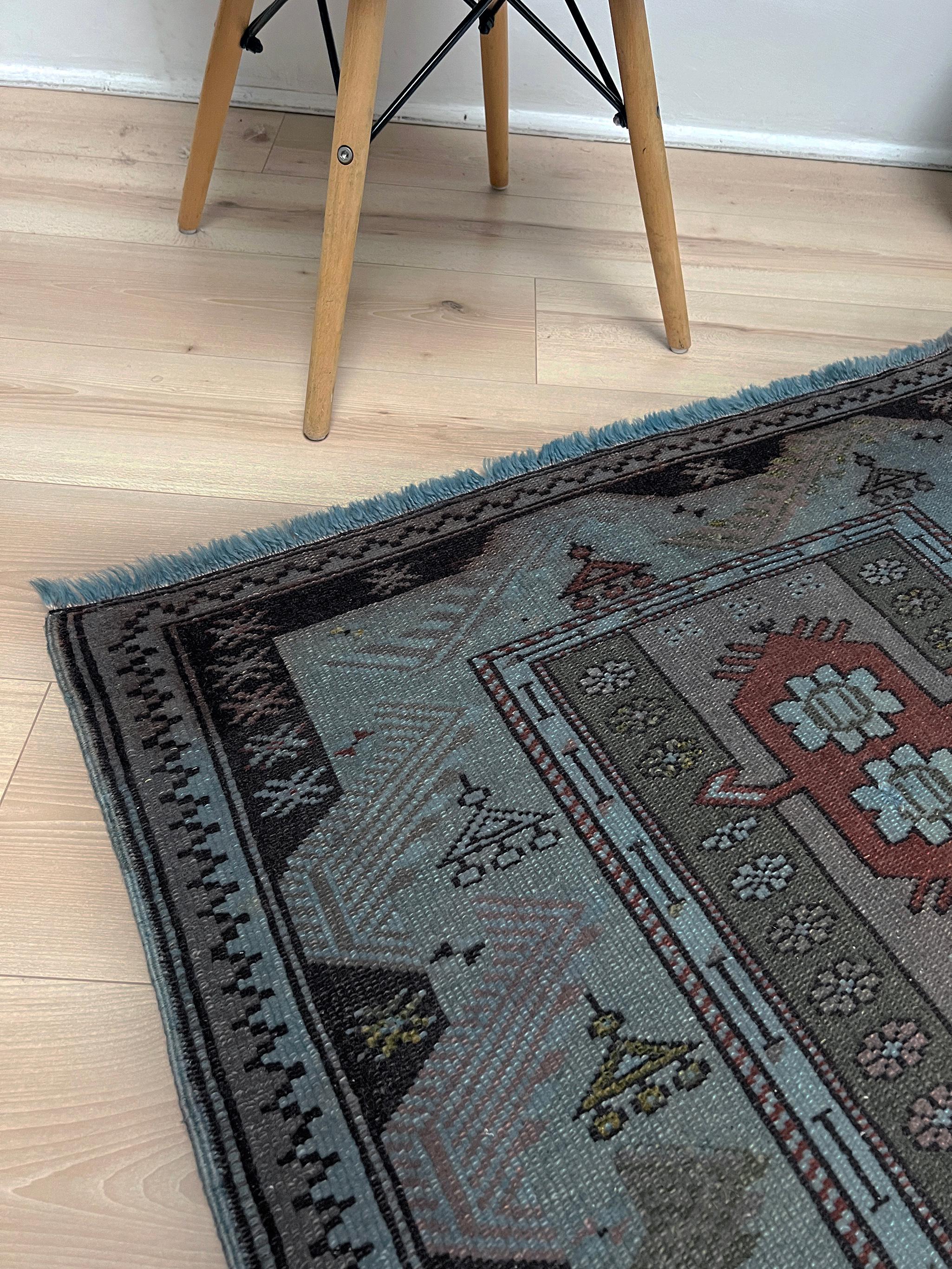 Blaue Milas - • Handgefertigter türkischer Vintage-Teppich (3'x5') - • 1960er Jahre Anatolien im Zustand „Gut“ im Angebot in Burlingame, CA