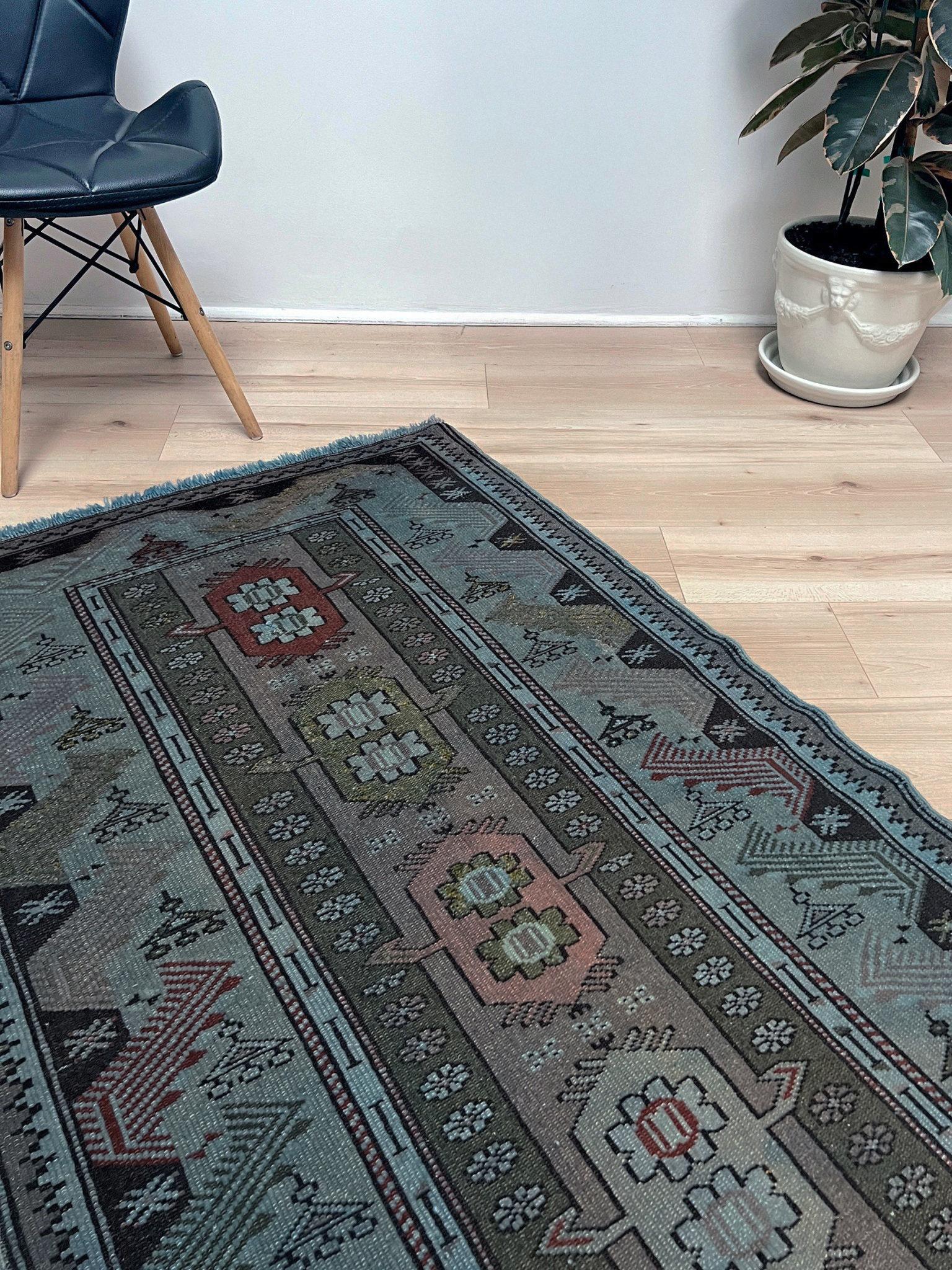 Blaue Milas - • Handgefertigter türkischer Vintage-Teppich (3'x5') - • 1960er Jahre Anatolien (Mitte des 20. Jahrhunderts) im Angebot