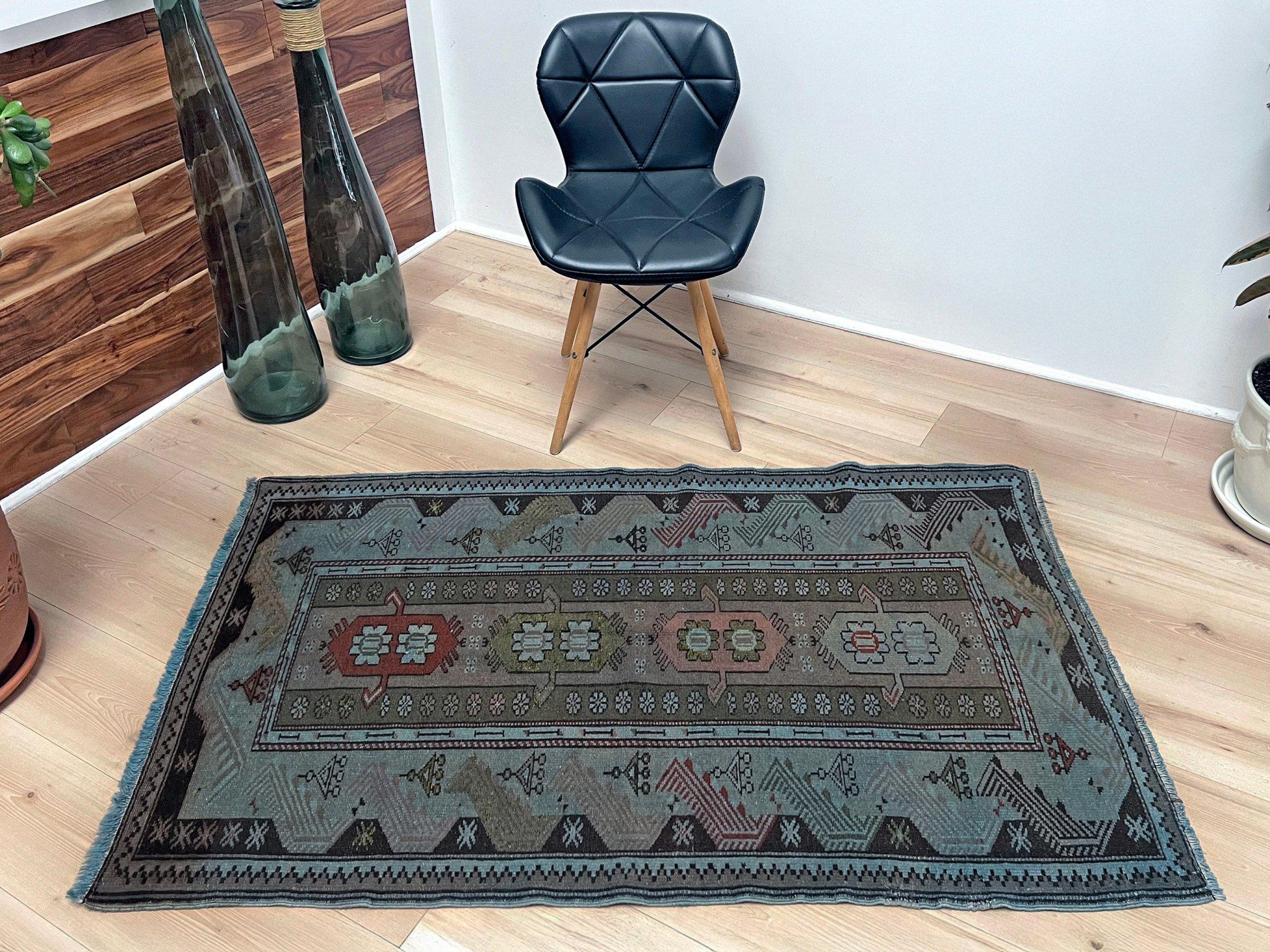 Blaue Milas - • Handgefertigter türkischer Vintage-Teppich (3'x5') - • 1960er Jahre Anatolien (Wolle) im Angebot
