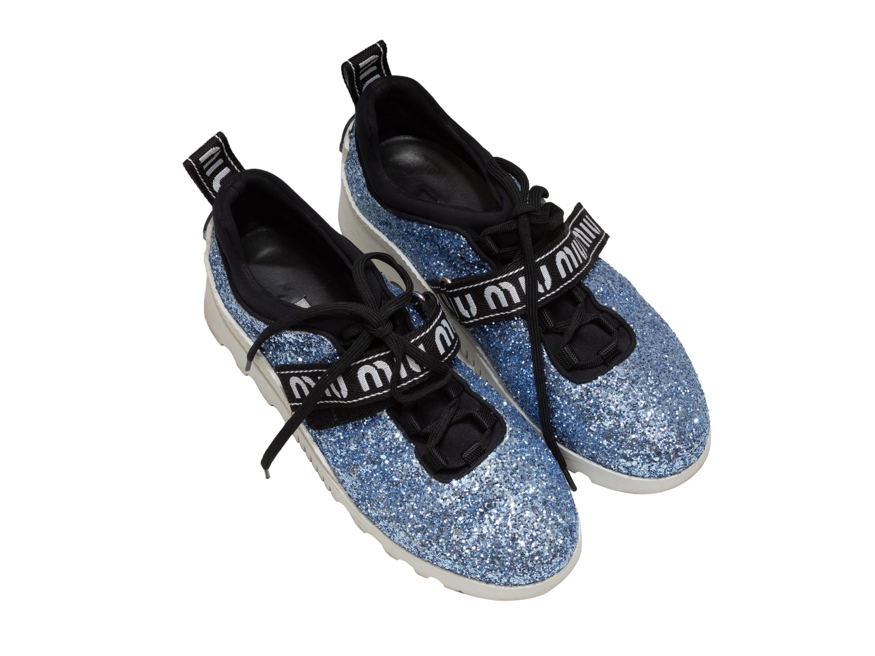Detalles del producto: Zapatillas bajas de purpurina azul de Miu Miu. Suelas de goma. Cierre con cordones y velcro en la parte superior. Tacón de 2,5 cm de altura.

Diseñador Talla: 37.5
Talla recomendada en EE.UU.: 7.5

