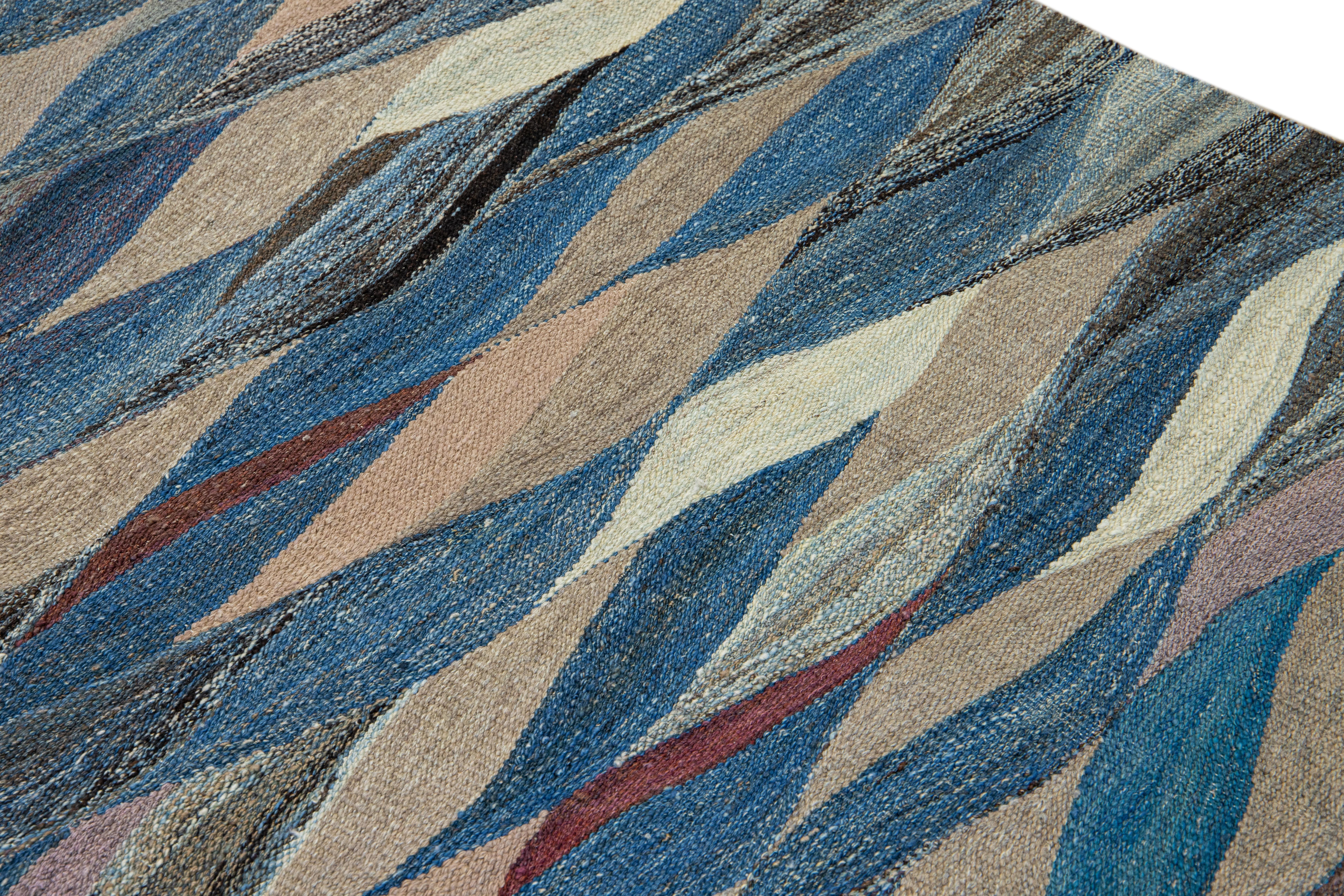 Blauer moderner abstrakter Flachgewebe-Wollteppich in Übergröße im Zustand „Neu“ im Angebot in Norwalk, CT