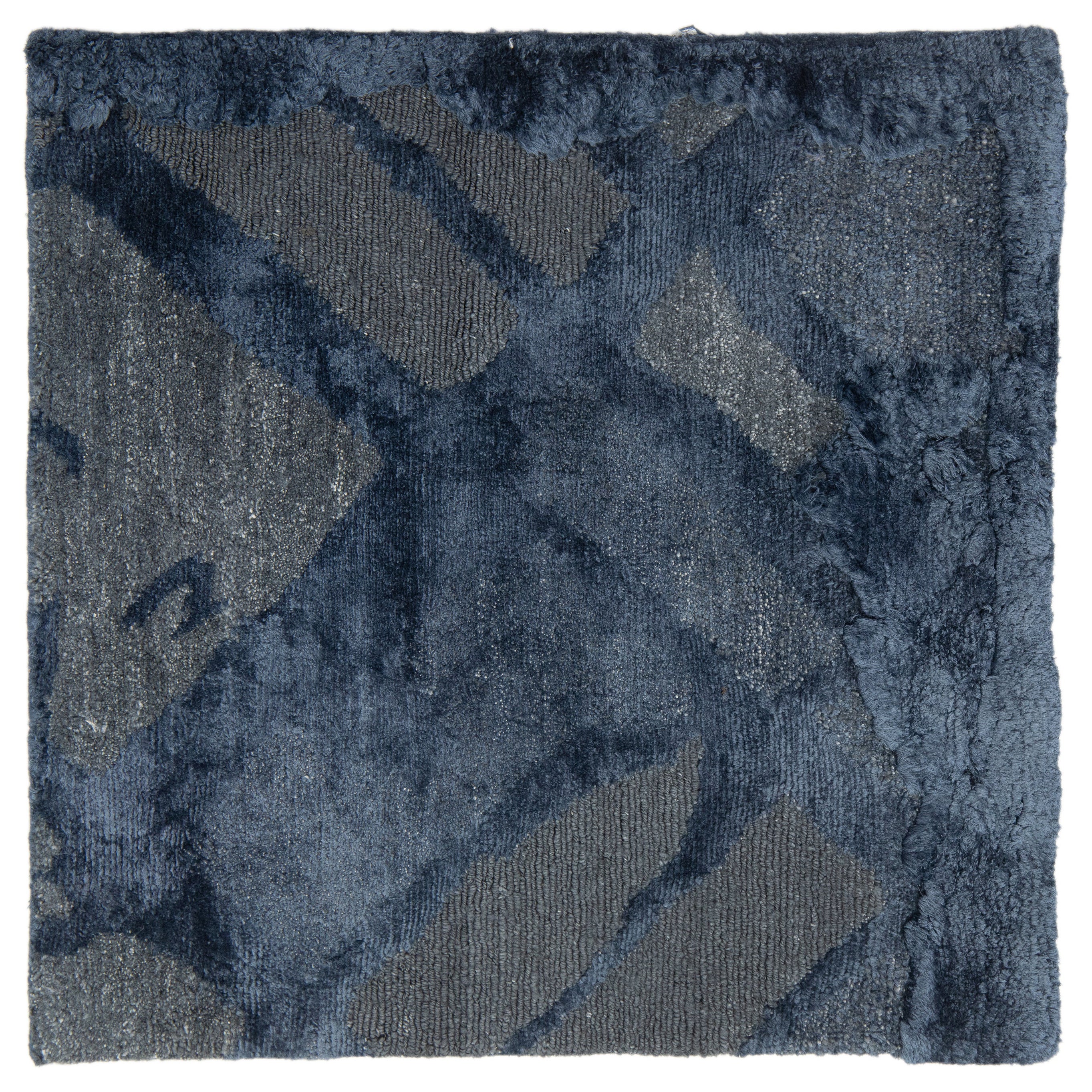 Tapis moderne bleu Aloe et soie personnalisé par Apadana