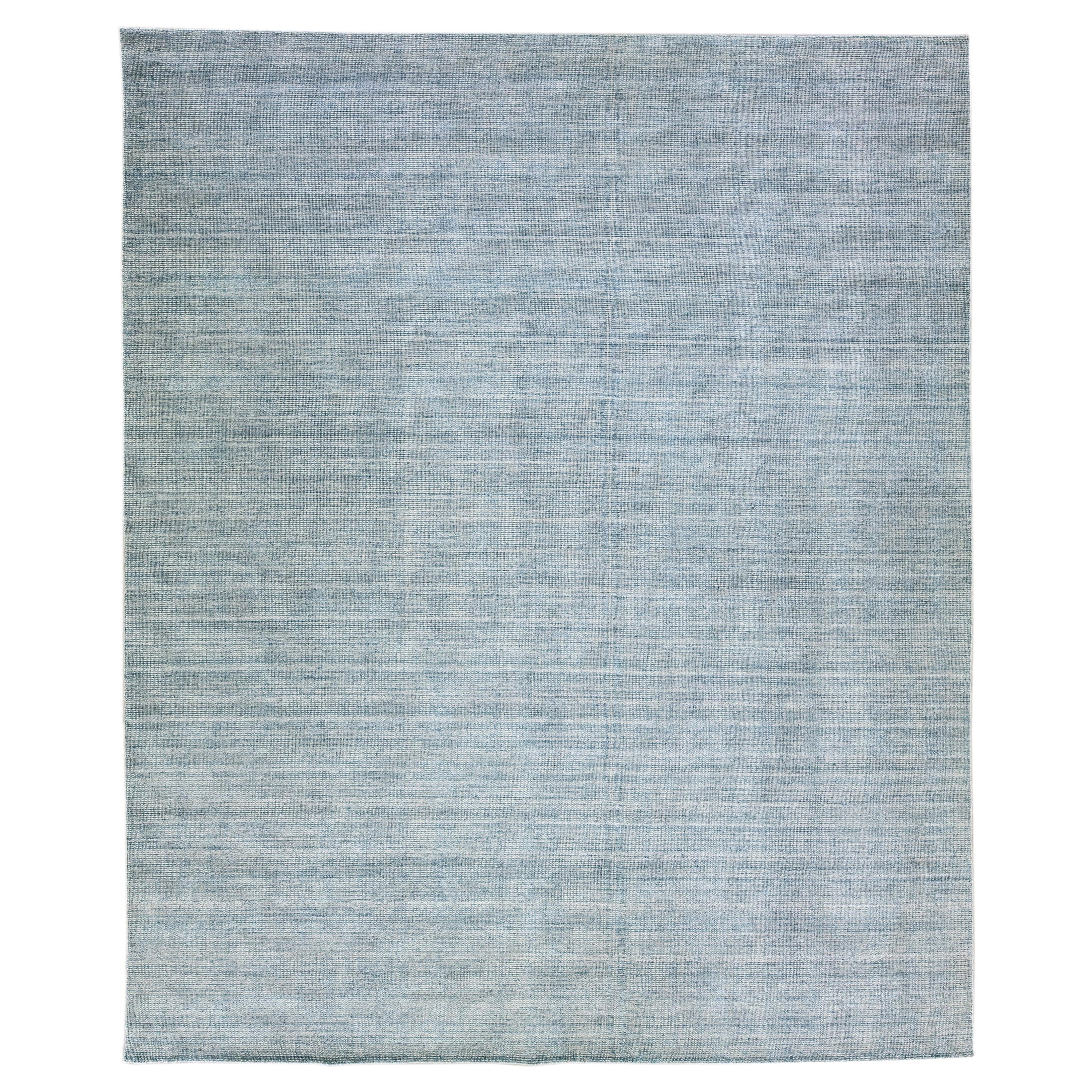 Tappeto oversize blu moderno Apadana's Groove Bamboo/Silk fatto a mano