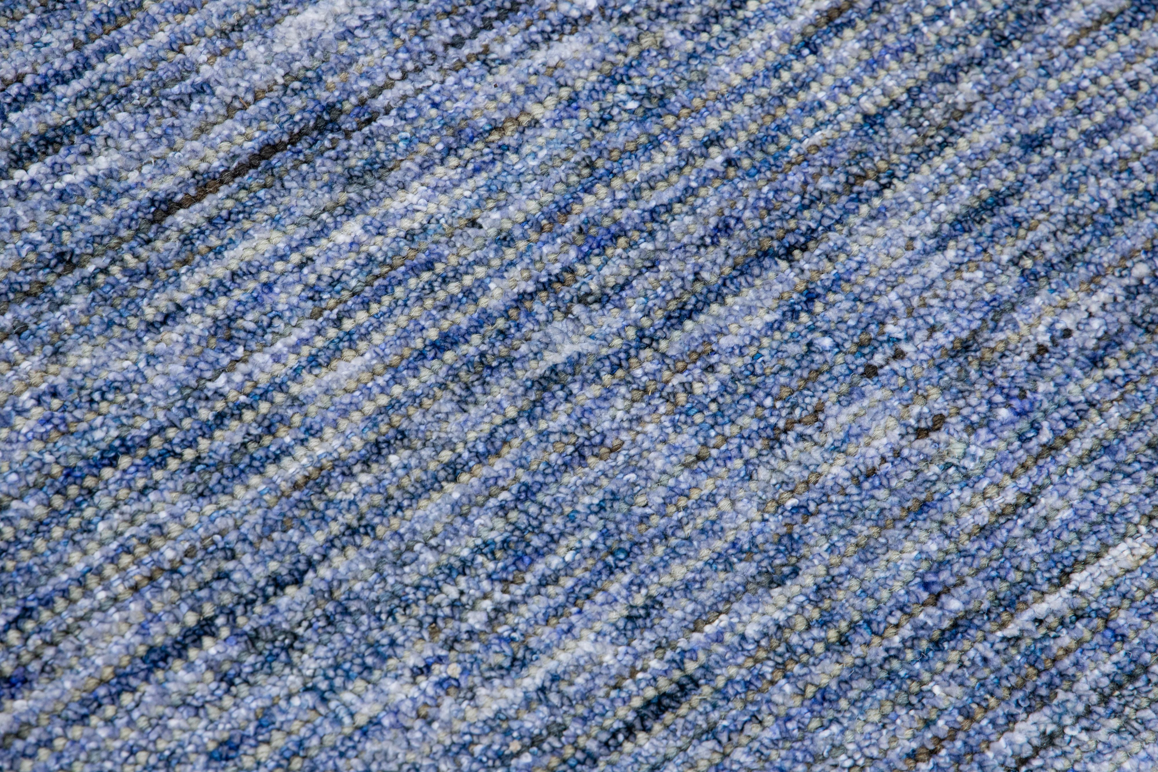 Blauer moderner Apadana's Groove Bambus/Seide handgefertigter Teppich in Blau im Angebot 2