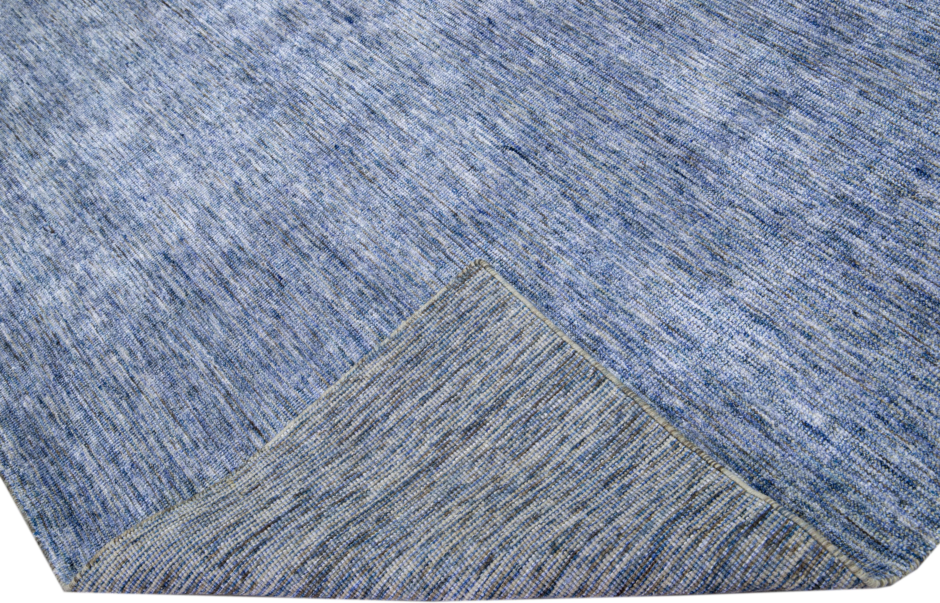 Schöner handgefertigter indischer Rillenteppich aus Bambus und Seide von Apadanas mit blauem Feld. Dieser Teppich aus der Groove-Kollektion hat ein durchgängig unifarbenes Muster.

Dieser Teppich misst: 9' x 12'.

Kundenspezifische Farben und