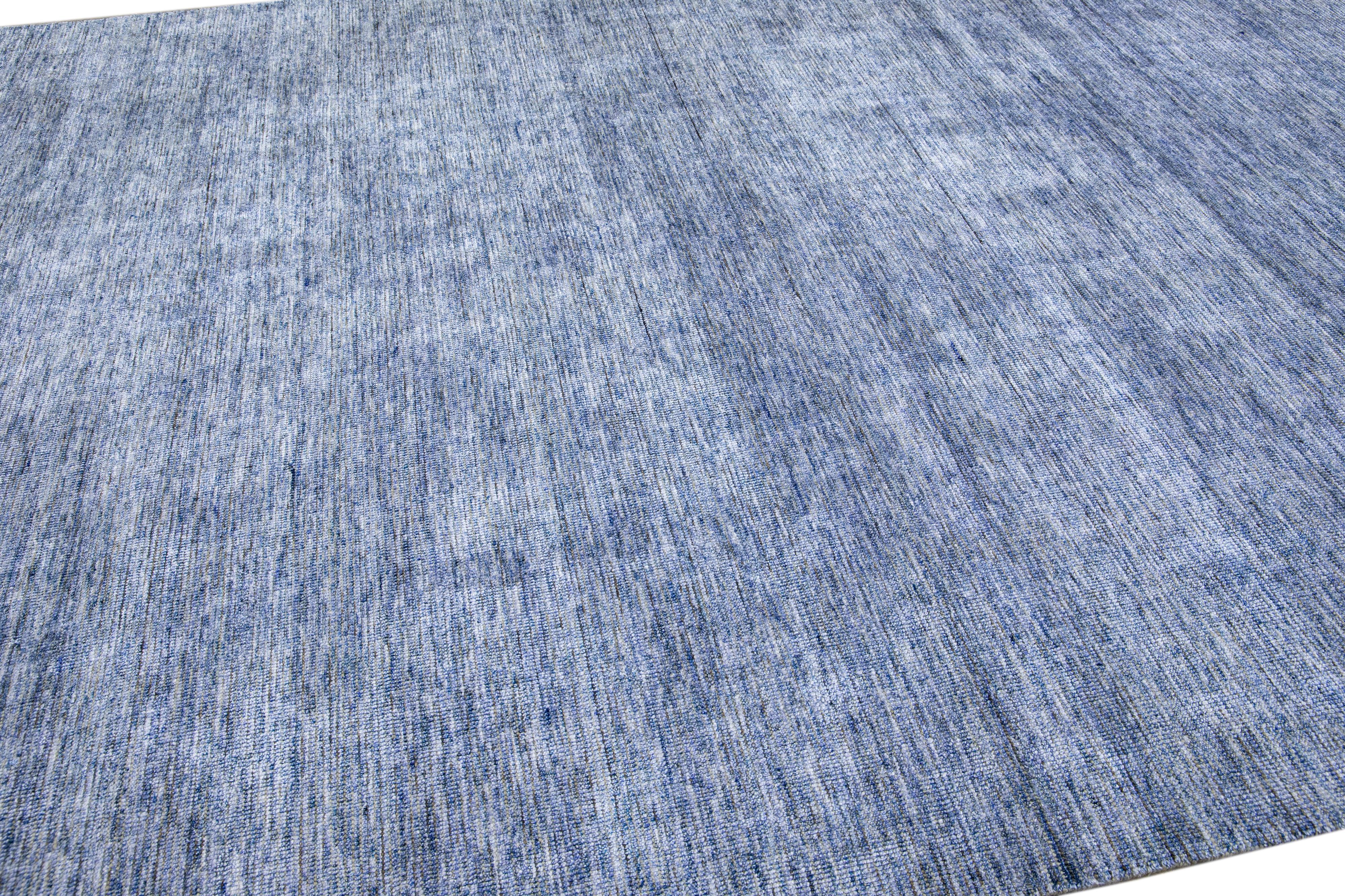 Blauer moderner Apadana's Groove Bambus/Seide handgefertigter Teppich in Blau (Moderne) im Angebot
