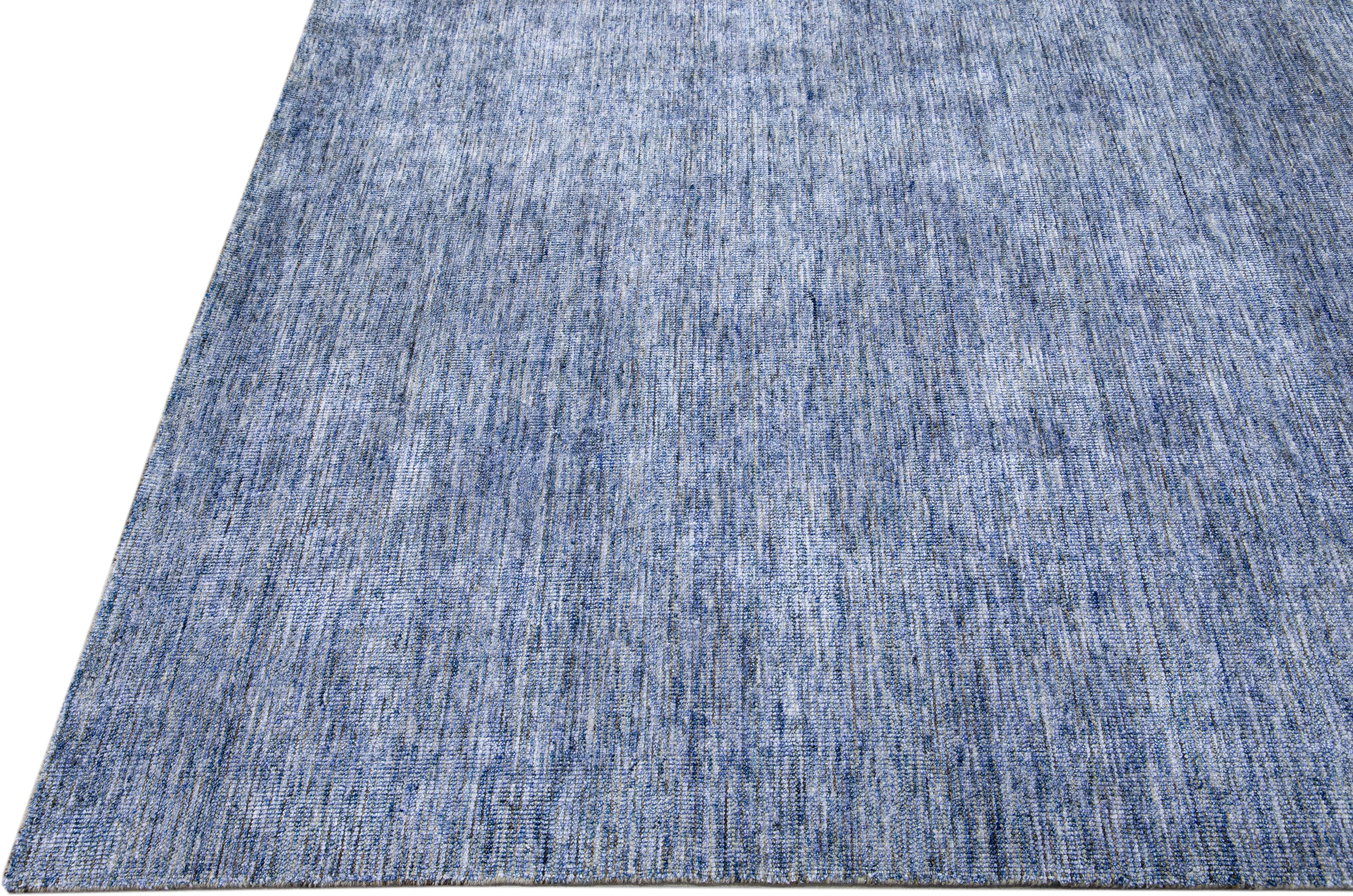 Blauer moderner Apadana's Groove Bambus/Seide handgefertigter Teppich in Blau (Indisch) im Angebot