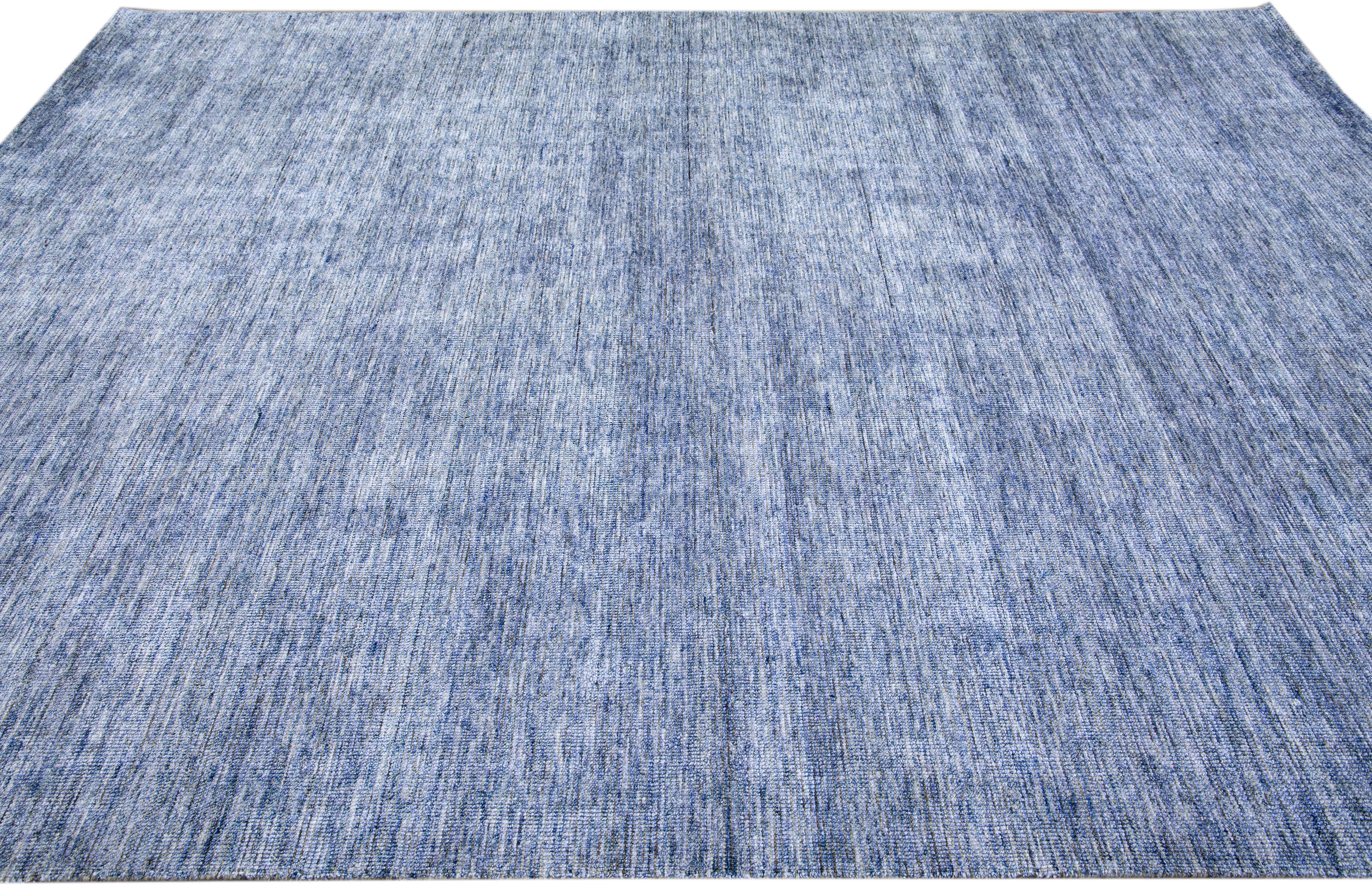Blauer moderner Apadana's Groove Bambus/Seide handgefertigter Teppich in Blau (Handgefertigt) im Angebot